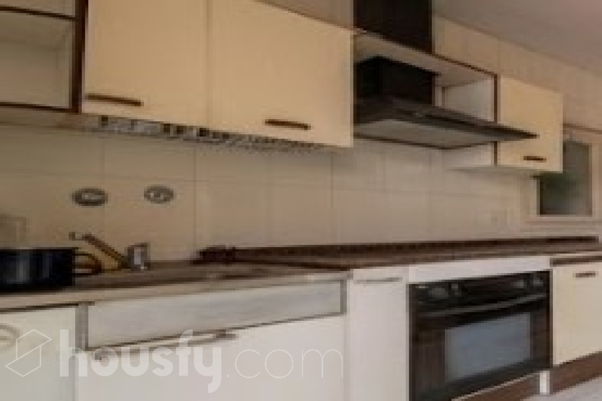 Housfy vende 🏡 edificio ubicado en Vilafranca del Penedès, GRAN OPORTUNIDAD para inversores. Edificio en una ubicación inmejorable en el centro de Vilafranca del Penedès. ¡Rentabilidad superior al 29%! Edificio de 1.385 m2 emblemático y de gran personalidad. Dispone de tres plantas superiores, con techos altos, suelos hidráulicos, puertas de doble hoja y vistas a la plaza. Construido en el año: Distribución de estancias -Salón-comedor -3 Baños -Cocina equipada - Varias habitaciones entre 9-11 Zona y entorno Respecto a la ubicación, se sitúa en Vilafranca del Penedès, municipio de Vilafranca del Penedès. Esta propiedad se encuentra cerca de transporte público, colegios, supermercados y farmacias. Aviso legal El precio de venta no incluye gastos de la compraventa como notaría, registro, impuestos, ni tampoco honorarios agencia. Esta publicación no es vinculante. Consulta siempre la nota simple con Housfy antes de formalizar la compraventa. Sobre nosotros Housfy es la plataforma integral de servicios inmobiliarios. Nuestra combinación de expertos y tecnología pone al alcance de todo el mundo servicios cómodos, claros y seguros. AICAT número: 7922. Nos encargamos de la gestión y asesoramiento de la compra. ¡Olvídate de todo! Hacemos los trámites por ti. Y, si además necesitas financiación, ponemos a tu disposición un bróker hipotecario para ayudarte a conseguir las mejores condiciones para tu perfil económico. ¿Quieres visitarla? Contacta con Housfy y agenda tu visita sin compromiso. Más información en: housfy.com-28