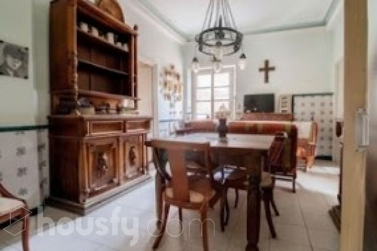 Housfy vende 🏡 edificio ubicado en Vilafranca del Penedès, GRAN OPORTUNIDAD para inversores. Edificio en una ubicación inmejorable en el centro de Vilafranca del Penedès. ¡Rentabilidad superior al 29%! Edificio de 1.385 m2 emblemático y de gran personalidad. Dispone de tres plantas superiores, con techos altos, suelos hidráulicos, puertas de doble hoja y vistas a la plaza. Construido en el año: Distribución de estancias -Salón-comedor -3 Baños -Cocina equipada - Varias habitaciones entre 9-11 Zona y entorno Respecto a la ubicación, se sitúa en Vilafranca del Penedès, municipio de Vilafranca del Penedès. Esta propiedad se encuentra cerca de transporte público, colegios, supermercados y farmacias. Aviso legal El precio de venta no incluye gastos de la compraventa como notaría, registro, impuestos, ni tampoco honorarios agencia. Esta publicación no es vinculante. Consulta siempre la nota simple con Housfy antes de formalizar la compraventa. Sobre nosotros Housfy es la plataforma integral de servicios inmobiliarios. Nuestra combinación de expertos y tecnología pone al alcance de todo el mundo servicios cómodos, claros y seguros. AICAT número: 7922. Nos encargamos de la gestión y asesoramiento de la compra. ¡Olvídate de todo! Hacemos los trámites por ti. Y, si además necesitas financiación, ponemos a tu disposición un bróker hipotecario para ayudarte a conseguir las mejores condiciones para tu perfil económico. ¿Quieres visitarla? Contacta con Housfy y agenda tu visita sin compromiso. Más información en: housfy.com-24