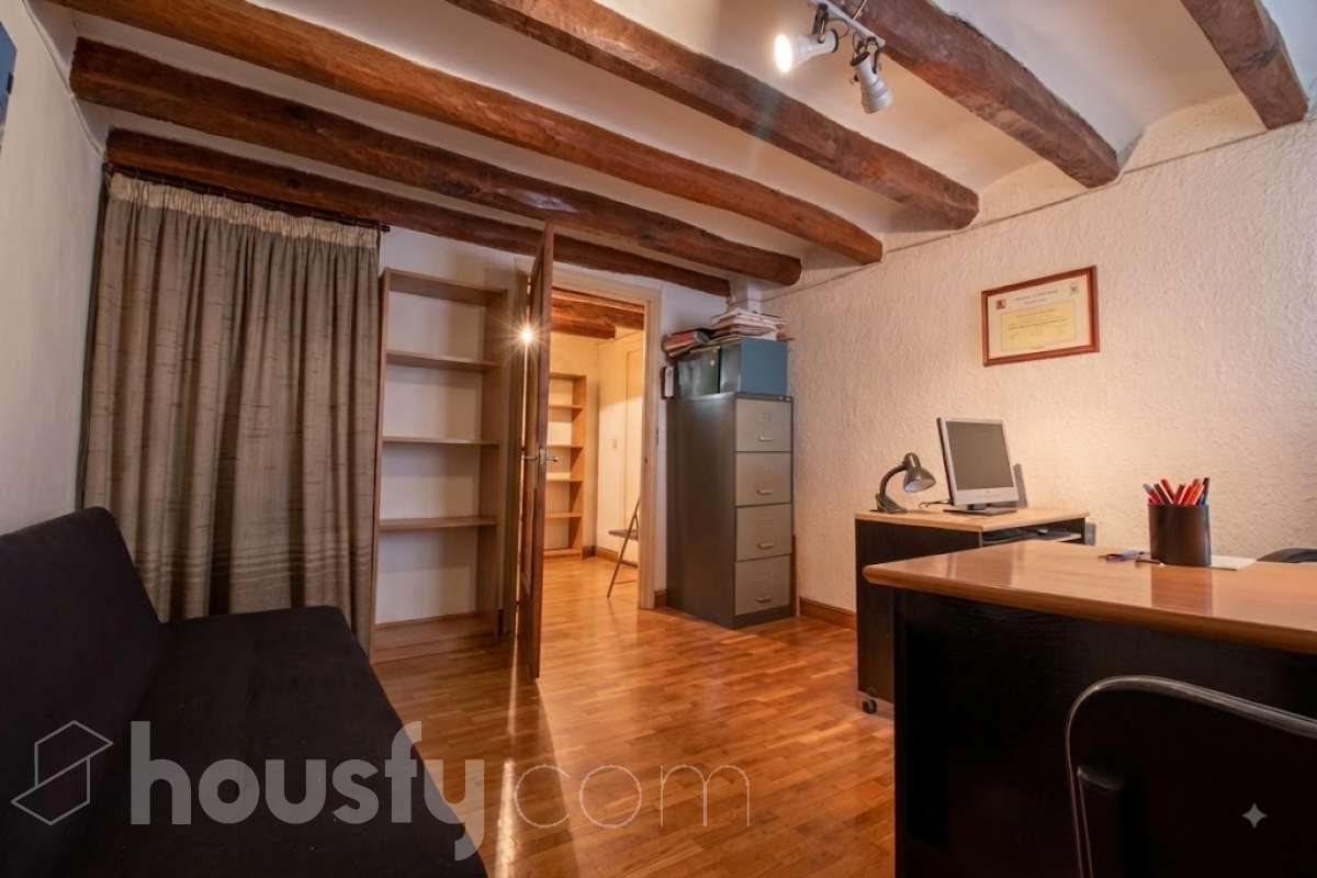 Housfy vende 🏡 edificio ubicado en Vilafranca del Penedès, GRAN OPORTUNIDAD para inversores. Edificio en una ubicación inmejorable en el centro de Vilafranca del Penedès. ¡Rentabilidad superior al 29%! Edificio de 1.385 m2 emblemático y de gran personalidad. Dispone de tres plantas superiores, con techos altos, suelos hidráulicos, puertas de doble hoja y vistas a la plaza. Construido en el año: Distribución de estancias -Salón-comedor -3 Baños -Cocina equipada - Varias habitaciones entre 9-11 Zona y entorno Respecto a la ubicación, se sitúa en Vilafranca del Penedès, municipio de Vilafranca del Penedès. Esta propiedad se encuentra cerca de transporte público, colegios, supermercados y farmacias. Aviso legal El precio de venta no incluye gastos de la compraventa como notaría, registro, impuestos, ni tampoco honorarios agencia. Esta publicación no es vinculante. Consulta siempre la nota simple con Housfy antes de formalizar la compraventa. Sobre nosotros Housfy es la plataforma integral de servicios inmobiliarios. Nuestra combinación de expertos y tecnología pone al alcance de todo el mundo servicios cómodos, claros y seguros. AICAT número: 7922. Nos encargamos de la gestión y asesoramiento de la compra. ¡Olvídate de todo! Hacemos los trámites por ti. Y, si además necesitas financiación, ponemos a tu disposición un bróker hipotecario para ayudarte a conseguir las mejores condiciones para tu perfil económico. ¿Quieres visitarla? Contacta con Housfy y agenda tu visita sin compromiso. Más información en: housfy.com-5