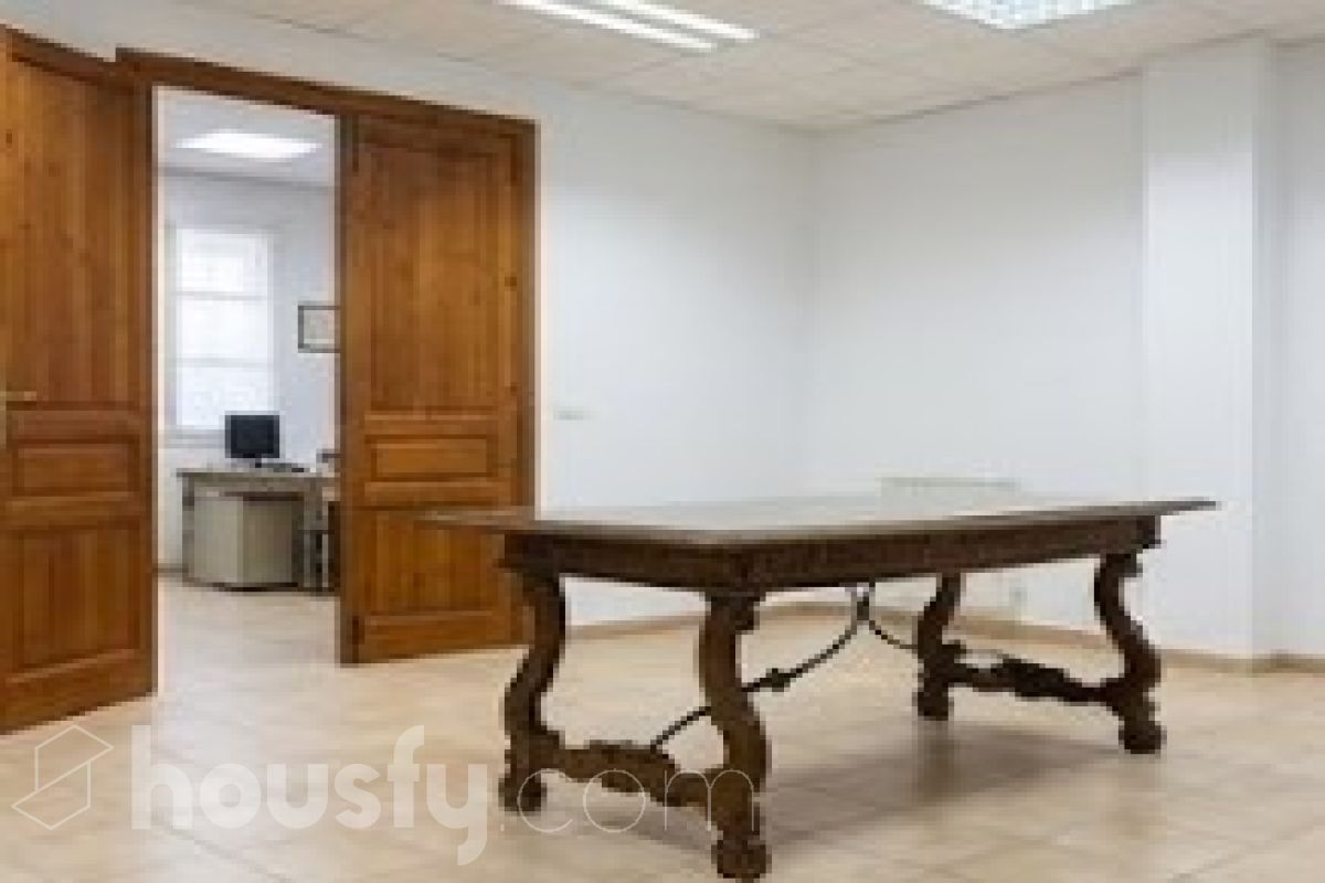 Housfy vende 🏡 edificio ubicado en Vilafranca del Penedès, GRAN OPORTUNIDAD para inversores. Edificio en una ubicación inmejorable en el centro de Vilafranca del Penedès. ¡Rentabilidad superior al 29%! Edificio de 1.385 m2 emblemático y de gran personalidad. Dispone de tres plantas superiores, con techos altos, suelos hidráulicos, puertas de doble hoja y vistas a la plaza. Construido en el año: Distribución de estancias -Salón-comedor -3 Baños -Cocina equipada - Varias habitaciones entre 9-11 Zona y entorno Respecto a la ubicación, se sitúa en Vilafranca del Penedès, municipio de Vilafranca del Penedès. Esta propiedad se encuentra cerca de transporte público, colegios, supermercados y farmacias. Aviso legal El precio de venta no incluye gastos de la compraventa como notaría, registro, impuestos, ni tampoco honorarios agencia. Esta publicación no es vinculante. Consulta siempre la nota simple con Housfy antes de formalizar la compraventa. Sobre nosotros Housfy es la plataforma integral de servicios inmobiliarios. Nuestra combinación de expertos y tecnología pone al alcance de todo el mundo servicios cómodos, claros y seguros. AICAT número: 7922. Nos encargamos de la gestión y asesoramiento de la compra. ¡Olvídate de todo! Hacemos los trámites por ti. Y, si además necesitas financiación, ponemos a tu disposición un bróker hipotecario para ayudarte a conseguir las mejores condiciones para tu perfil económico. ¿Quieres visitarla? Contacta con Housfy y agenda tu visita sin compromiso. Más información en: housfy.com-2