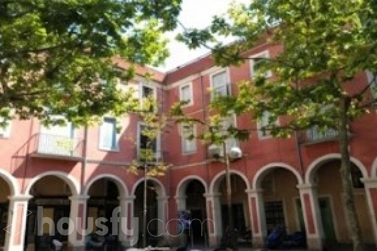 Housfy vende 🏡 edificio ubicado en Vilafranca del Penedès, GRAN OPORTUNIDAD para inversores. Edificio en una ubicación inmejorable en el centro de Vilafranca del Penedès. ¡Rentabilidad superior al 29%! Edificio de 1.385 m2 emblemático y de gran personalidad. Dispone de tres plantas superiores, con techos altos, suelos hidráulicos, puertas de doble hoja y vistas a la plaza. Construido en el año: Distribución de estancias -Salón-comedor -3 Baños -Cocina equipada - Varias habitaciones entre 9-11 Zona y entorno Respecto a la ubicación, se sitúa en Vilafranca del Penedès, municipio de Vilafranca del Penedès. Esta propiedad se encuentra cerca de transporte público, colegios, supermercados y farmacias. Aviso legal El precio de venta no incluye gastos de la compraventa como notaría, registro, impuestos, ni tampoco honorarios agencia. Esta publicación no es vinculante. Consulta siempre la nota simple con Housfy antes de formalizar la compraventa. Sobre nosotros Housfy es la plataforma integral de servicios inmobiliarios. Nuestra combinación de expertos y tecnología pone al alcance de todo el mundo servicios cómodos, claros y seguros. AICAT número: 7922. Nos encargamos de la gestión y asesoramiento de la compra. ¡Olvídate de todo! Hacemos los trámites por ti. Y, si además necesitas financiación, ponemos a tu disposición un bróker hipotecario para ayudarte a conseguir las mejores condiciones para tu perfil económico. ¿Quieres visitarla? Contacta con Housfy y agenda tu visita sin compromiso. Más información en: housfy.com-21