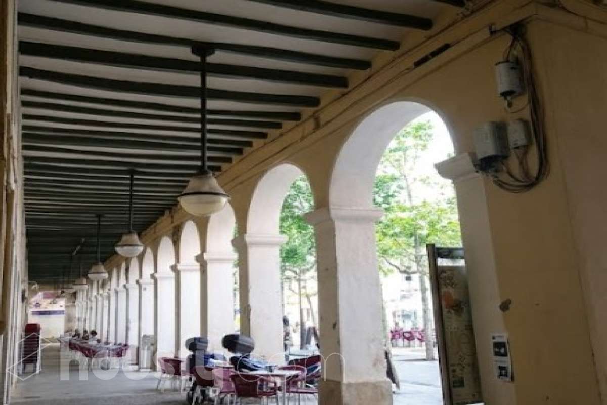 Housfy vende 🏡 edificio ubicado en Vilafranca del Penedès, GRAN OPORTUNIDAD para inversores. Edificio en una ubicación inmejorable en el centro de Vilafranca del Penedès. ¡Rentabilidad superior al 29%! Edificio de 1.385 m2 emblemático y de gran personalidad. Dispone de tres plantas superiores, con techos altos, suelos hidráulicos, puertas de doble hoja y vistas a la plaza. Construido en el año: Distribución de estancias -Salón-comedor -3 Baños -Cocina equipada - Varias habitaciones entre 9-11 Zona y entorno Respecto a la ubicación, se sitúa en Vilafranca del Penedès, municipio de Vilafranca del Penedès. Esta propiedad se encuentra cerca de transporte público, colegios, supermercados y farmacias. Aviso legal El precio de venta no incluye gastos de la compraventa como notaría, registro, impuestos, ni tampoco honorarios agencia. Esta publicación no es vinculante. Consulta siempre la nota simple con Housfy antes de formalizar la compraventa. Sobre nosotros Housfy es la plataforma integral de servicios inmobiliarios. Nuestra combinación de expertos y tecnología pone al alcance de todo el mundo servicios cómodos, claros y seguros. AICAT número: 7922. Nos encargamos de la gestión y asesoramiento de la compra. ¡Olvídate de todo! Hacemos los trámites por ti. Y, si además necesitas financiación, ponemos a tu disposición un bróker hipotecario para ayudarte a conseguir las mejores condiciones para tu perfil económico. ¿Quieres visitarla? Contacta con Housfy y agenda tu visita sin compromiso. Más información en: housfy.com-7
