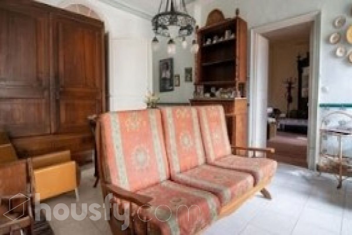 Housfy vende 🏡 edificio ubicado en Vilafranca del Penedès, GRAN OPORTUNIDAD para inversores. Edificio en una ubicación inmejorable en el centro de Vilafranca del Penedès. ¡Rentabilidad superior al 29%! Edificio de 1.385 m2 emblemático y de gran personalidad. Dispone de tres plantas superiores, con techos altos, suelos hidráulicos, puertas de doble hoja y vistas a la plaza. Construido en el año: Distribución de estancias -Salón-comedor -3 Baños -Cocina equipada - Varias habitaciones entre 9-11 Zona y entorno Respecto a la ubicación, se sitúa en Vilafranca del Penedès, municipio de Vilafranca del Penedès. Esta propiedad se encuentra cerca de transporte público, colegios, supermercados y farmacias. Aviso legal El precio de venta no incluye gastos de la compraventa como notaría, registro, impuestos, ni tampoco honorarios agencia. Esta publicación no es vinculante. Consulta siempre la nota simple con Housfy antes de formalizar la compraventa. Sobre nosotros Housfy es la plataforma integral de servicios inmobiliarios. Nuestra combinación de expertos y tecnología pone al alcance de todo el mundo servicios cómodos, claros y seguros. AICAT número: 7922. Nos encargamos de la gestión y asesoramiento de la compra. ¡Olvídate de todo! Hacemos los trámites por ti. Y, si además necesitas financiación, ponemos a tu disposición un bróker hipotecario para ayudarte a conseguir las mejores condiciones para tu perfil económico. ¿Quieres visitarla? Contacta con Housfy y agenda tu visita sin compromiso. Más información en: housfy.com-31