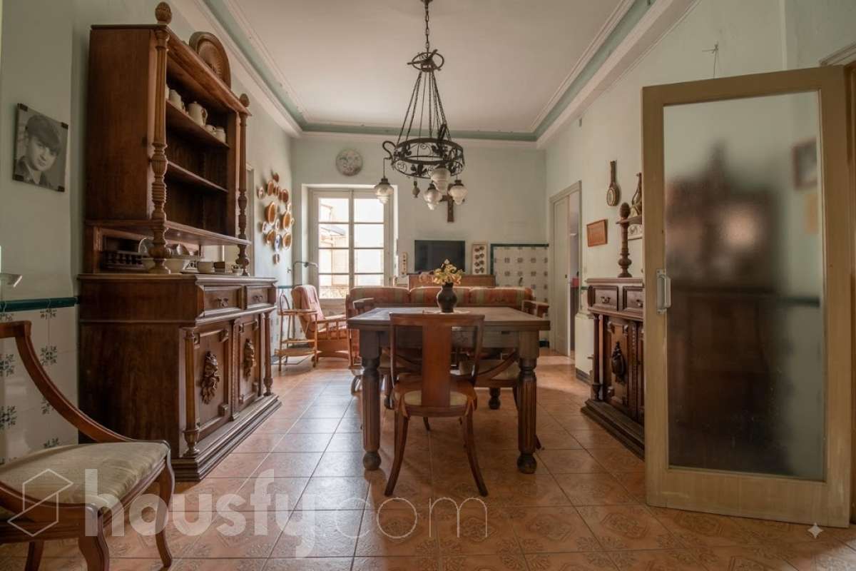 Housfy vende 🏡 edificio ubicado en Vilafranca del Penedès, GRAN OPORTUNIDAD para inversores. Edificio en una ubicación inmejorable en el centro de Vilafranca del Penedès. ¡Rentabilidad superior al 29%! Edificio de 1.385 m2 emblemático y de gran personalidad. Dispone de tres plantas superiores, con techos altos, suelos hidráulicos, puertas de doble hoja y vistas a la plaza. Construido en el año: Distribución de estancias -Salón-comedor -3 Baños -Cocina equipada - Varias habitaciones entre 9-11 Zona y entorno Respecto a la ubicación, se sitúa en Vilafranca del Penedès, municipio de Vilafranca del Penedès. Esta propiedad se encuentra cerca de transporte público, colegios, supermercados y farmacias. Aviso legal El precio de venta no incluye gastos de la compraventa como notaría, registro, impuestos, ni tampoco honorarios agencia. Esta publicación no es vinculante. Consulta siempre la nota simple con Housfy antes de formalizar la compraventa. Sobre nosotros Housfy es la plataforma integral de servicios inmobiliarios. Nuestra combinación de expertos y tecnología pone al alcance de todo el mundo servicios cómodos, claros y seguros. AICAT número: 7922. Nos encargamos de la gestión y asesoramiento de la compra. ¡Olvídate de todo! Hacemos los trámites por ti. Y, si además necesitas financiación, ponemos a tu disposición un bróker hipotecario para ayudarte a conseguir las mejores condiciones para tu perfil económico. ¿Quieres visitarla? Contacta con Housfy y agenda tu visita sin compromiso. Más información en: housfy.com-4