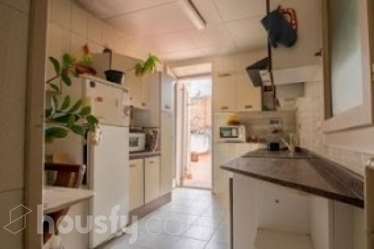 Housfy vende 🏡 edificio ubicado en Vilafranca del Penedès, GRAN OPORTUNIDAD para inversores. Edificio en una ubicación inmejorable en el centro de Vilafranca del Penedès. ¡Rentabilidad superior al 29%! Edificio de 1.385 m2 emblemático y de gran personalidad. Dispone de tres plantas superiores, con techos altos, suelos hidráulicos, puertas de doble hoja y vistas a la plaza. Construido en el año: Distribución de estancias -Salón-comedor -3 Baños -Cocina equipada - Varias habitaciones entre 9-11 Zona y entorno Respecto a la ubicación, se sitúa en Vilafranca del Penedès, municipio de Vilafranca del Penedès. Esta propiedad se encuentra cerca de transporte público, colegios, supermercados y farmacias. Aviso legal El precio de venta no incluye gastos de la compraventa como notaría, registro, impuestos, ni tampoco honorarios agencia. Esta publicación no es vinculante. Consulta siempre la nota simple con Housfy antes de formalizar la compraventa. Sobre nosotros Housfy es la plataforma integral de servicios inmobiliarios. Nuestra combinación de expertos y tecnología pone al alcance de todo el mundo servicios cómodos, claros y seguros. AICAT número: 7922. Nos encargamos de la gestión y asesoramiento de la compra. ¡Olvídate de todo! Hacemos los trámites por ti. Y, si además necesitas financiación, ponemos a tu disposición un bróker hipotecario para ayudarte a conseguir las mejores condiciones para tu perfil económico. ¿Quieres visitarla? Contacta con Housfy y agenda tu visita sin compromiso. Más información en: housfy.com-27