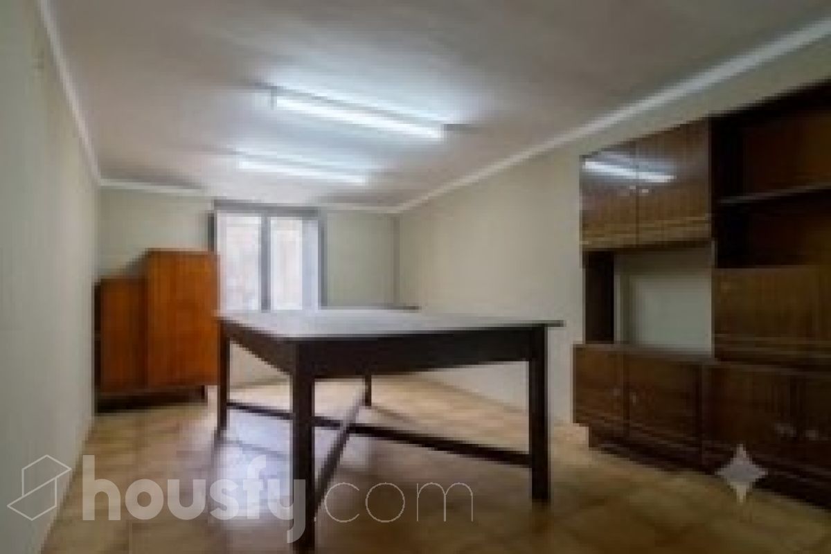 Housfy vende 🏡 edificio ubicado en Vilafranca del Penedès, GRAN OPORTUNIDAD para inversores. Edificio en una ubicación inmejorable en el centro de Vilafranca del Penedès. ¡Rentabilidad superior al 29%! Edificio de 1.385 m2 emblemático y de gran personalidad. Dispone de tres plantas superiores, con techos altos, suelos hidráulicos, puertas de doble hoja y vistas a la plaza. Construido en el año: Distribución de estancias -Salón-comedor -3 Baños -Cocina equipada - Varias habitaciones entre 9-11 Zona y entorno Respecto a la ubicación, se sitúa en Vilafranca del Penedès, municipio de Vilafranca del Penedès. Esta propiedad se encuentra cerca de transporte público, colegios, supermercados y farmacias. Aviso legal El precio de venta no incluye gastos de la compraventa como notaría, registro, impuestos, ni tampoco honorarios agencia. Esta publicación no es vinculante. Consulta siempre la nota simple con Housfy antes de formalizar la compraventa. Sobre nosotros Housfy es la plataforma integral de servicios inmobiliarios. Nuestra combinación de expertos y tecnología pone al alcance de todo el mundo servicios cómodos, claros y seguros. AICAT número: 7922. Nos encargamos de la gestión y asesoramiento de la compra. ¡Olvídate de todo! Hacemos los trámites por ti. Y, si además necesitas financiación, ponemos a tu disposición un bróker hipotecario para ayudarte a conseguir las mejores condiciones para tu perfil económico. ¿Quieres visitarla? Contacta con Housfy y agenda tu visita sin compromiso. Más información en: housfy.com-25