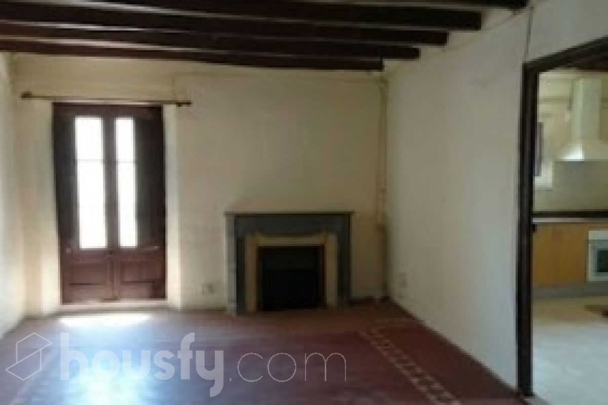 Housfy vende 🏡 edificio ubicado en Vilafranca del Penedès, GRAN OPORTUNIDAD para inversores. Edificio en una ubicación inmejorable en el centro de Vilafranca del Penedès. ¡Rentabilidad superior al 29%! Edificio de 1.385 m2 emblemático y de gran personalidad. Dispone de tres plantas superiores, con techos altos, suelos hidráulicos, puertas de doble hoja y vistas a la plaza. Construido en el año: Distribución de estancias -Salón-comedor -3 Baños -Cocina equipada - Varias habitaciones entre 9-11 Zona y entorno Respecto a la ubicación, se sitúa en Vilafranca del Penedès, municipio de Vilafranca del Penedès. Esta propiedad se encuentra cerca de transporte público, colegios, supermercados y farmacias. Aviso legal El precio de venta no incluye gastos de la compraventa como notaría, registro, impuestos, ni tampoco honorarios agencia. Esta publicación no es vinculante. Consulta siempre la nota simple con Housfy antes de formalizar la compraventa. Sobre nosotros Housfy es la plataforma integral de servicios inmobiliarios. Nuestra combinación de expertos y tecnología pone al alcance de todo el mundo servicios cómodos, claros y seguros. AICAT número: 7922. Nos encargamos de la gestión y asesoramiento de la compra. ¡Olvídate de todo! Hacemos los trámites por ti. Y, si además necesitas financiación, ponemos a tu disposición un bróker hipotecario para ayudarte a conseguir las mejores condiciones para tu perfil económico. ¿Quieres visitarla? Contacta con Housfy y agenda tu visita sin compromiso. Más información en: housfy.com-19