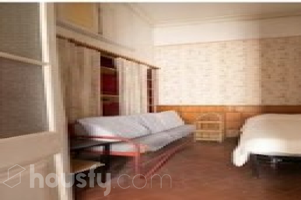 Housfy vende 🏡 edificio ubicado en Vilafranca del Penedès, GRAN OPORTUNIDAD para inversores. Edificio en una ubicación inmejorable en el centro de Vilafranca del Penedès. ¡Rentabilidad superior al 29%! Edificio de 1.385 m2 emblemático y de gran personalidad. Dispone de tres plantas superiores, con techos altos, suelos hidráulicos, puertas de doble hoja y vistas a la plaza. Construido en el año: Distribución de estancias -Salón-comedor -3 Baños -Cocina equipada - Varias habitaciones entre 9-11 Zona y entorno Respecto a la ubicación, se sitúa en Vilafranca del Penedès, municipio de Vilafranca del Penedès. Esta propiedad se encuentra cerca de transporte público, colegios, supermercados y farmacias. Aviso legal El precio de venta no incluye gastos de la compraventa como notaría, registro, impuestos, ni tampoco honorarios agencia. Esta publicación no es vinculante. Consulta siempre la nota simple con Housfy antes de formalizar la compraventa. Sobre nosotros Housfy es la plataforma integral de servicios inmobiliarios. Nuestra combinación de expertos y tecnología pone al alcance de todo el mundo servicios cómodos, claros y seguros. AICAT número: 7922. Nos encargamos de la gestión y asesoramiento de la compra. ¡Olvídate de todo! Hacemos los trámites por ti. Y, si además necesitas financiación, ponemos a tu disposición un bróker hipotecario para ayudarte a conseguir las mejores condiciones para tu perfil económico. ¿Quieres visitarla? Contacta con Housfy y agenda tu visita sin compromiso. Más información en: housfy.com-10