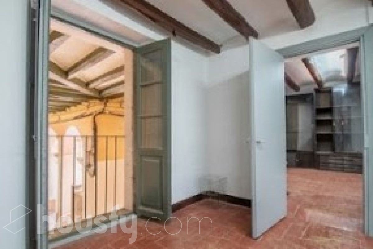 Housfy vende 🏡 edificio ubicado en Vilafranca del Penedès, GRAN OPORTUNIDAD para inversores. Edificio en una ubicación inmejorable en el centro de Vilafranca del Penedès. ¡Rentabilidad superior al 29%! Edificio de 1.385 m2 emblemático y de gran personalidad. Dispone de tres plantas superiores, con techos altos, suelos hidráulicos, puertas de doble hoja y vistas a la plaza. Construido en el año: Distribución de estancias -Salón-comedor -3 Baños -Cocina equipada - Varias habitaciones entre 9-11 Zona y entorno Respecto a la ubicación, se sitúa en Vilafranca del Penedès, municipio de Vilafranca del Penedès. Esta propiedad se encuentra cerca de transporte público, colegios, supermercados y farmacias. Aviso legal El precio de venta no incluye gastos de la compraventa como notaría, registro, impuestos, ni tampoco honorarios agencia. Esta publicación no es vinculante. Consulta siempre la nota simple con Housfy antes de formalizar la compraventa. Sobre nosotros Housfy es la plataforma integral de servicios inmobiliarios. Nuestra combinación de expertos y tecnología pone al alcance de todo el mundo servicios cómodos, claros y seguros. AICAT número: 7922. Nos encargamos de la gestión y asesoramiento de la compra. ¡Olvídate de todo! Hacemos los trámites por ti. Y, si además necesitas financiación, ponemos a tu disposición un bróker hipotecario para ayudarte a conseguir las mejores condiciones para tu perfil económico. ¿Quieres visitarla? Contacta con Housfy y agenda tu visita sin compromiso. Más información en: housfy.com-26
