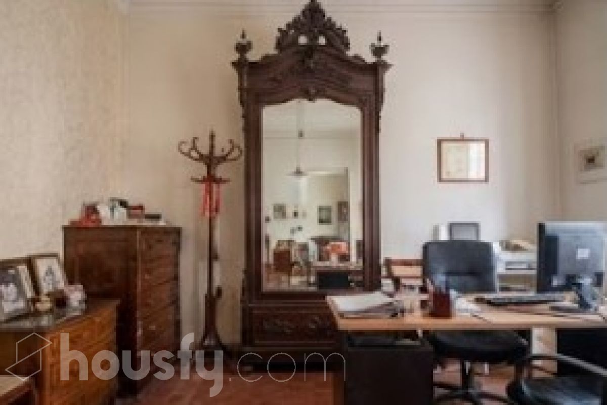 Housfy vende 🏡 edificio ubicado en Vilafranca del Penedès, GRAN OPORTUNIDAD para inversores. Edificio en una ubicación inmejorable en el centro de Vilafranca del Penedès. ¡Rentabilidad superior al 29%! Edificio de 1.385 m2 emblemático y de gran personalidad. Dispone de tres plantas superiores, con techos altos, suelos hidráulicos, puertas de doble hoja y vistas a la plaza. Construido en el año: Distribución de estancias -Salón-comedor -3 Baños -Cocina equipada - Varias habitaciones entre 9-11 Zona y entorno Respecto a la ubicación, se sitúa en Vilafranca del Penedès, municipio de Vilafranca del Penedès. Esta propiedad se encuentra cerca de transporte público, colegios, supermercados y farmacias. Aviso legal El precio de venta no incluye gastos de la compraventa como notaría, registro, impuestos, ni tampoco honorarios agencia. Esta publicación no es vinculante. Consulta siempre la nota simple con Housfy antes de formalizar la compraventa. Sobre nosotros Housfy es la plataforma integral de servicios inmobiliarios. Nuestra combinación de expertos y tecnología pone al alcance de todo el mundo servicios cómodos, claros y seguros. AICAT número: 7922. Nos encargamos de la gestión y asesoramiento de la compra. ¡Olvídate de todo! Hacemos los trámites por ti. Y, si además necesitas financiación, ponemos a tu disposición un bróker hipotecario para ayudarte a conseguir las mejores condiciones para tu perfil económico. ¿Quieres visitarla? Contacta con Housfy y agenda tu visita sin compromiso. Más información en: housfy.com-22