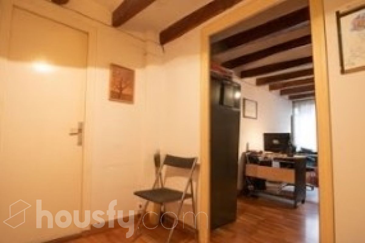 Housfy vende 🏡 edificio ubicado en Vilafranca del Penedès, GRAN OPORTUNIDAD para inversores. Edificio en una ubicación inmejorable en el centro de Vilafranca del Penedès. ¡Rentabilidad superior al 29%! Edificio de 1.385 m2 emblemático y de gran personalidad. Dispone de tres plantas superiores, con techos altos, suelos hidráulicos, puertas de doble hoja y vistas a la plaza. Construido en el año: Distribución de estancias -Salón-comedor -3 Baños -Cocina equipada - Varias habitaciones entre 9-11 Zona y entorno Respecto a la ubicación, se sitúa en Vilafranca del Penedès, municipio de Vilafranca del Penedès. Esta propiedad se encuentra cerca de transporte público, colegios, supermercados y farmacias. Aviso legal El precio de venta no incluye gastos de la compraventa como notaría, registro, impuestos, ni tampoco honorarios agencia. Esta publicación no es vinculante. Consulta siempre la nota simple con Housfy antes de formalizar la compraventa. Sobre nosotros Housfy es la plataforma integral de servicios inmobiliarios. Nuestra combinación de expertos y tecnología pone al alcance de todo el mundo servicios cómodos, claros y seguros. AICAT número: 7922. Nos encargamos de la gestión y asesoramiento de la compra. ¡Olvídate de todo! Hacemos los trámites por ti. Y, si además necesitas financiación, ponemos a tu disposición un bróker hipotecario para ayudarte a conseguir las mejores condiciones para tu perfil económico. ¿Quieres visitarla? Contacta con Housfy y agenda tu visita sin compromiso. Más información en: housfy.com-17