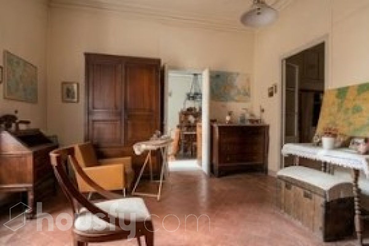 Housfy vende 🏡 edificio ubicado en Vilafranca del Penedès, GRAN OPORTUNIDAD para inversores. Edificio en una ubicación inmejorable en el centro de Vilafranca del Penedès. ¡Rentabilidad superior al 29%! Edificio de 1.385 m2 emblemático y de gran personalidad. Dispone de tres plantas superiores, con techos altos, suelos hidráulicos, puertas de doble hoja y vistas a la plaza. Construido en el año: Distribución de estancias -Salón-comedor -3 Baños -Cocina equipada - Varias habitaciones entre 9-11 Zona y entorno Respecto a la ubicación, se sitúa en Vilafranca del Penedès, municipio de Vilafranca del Penedès. Esta propiedad se encuentra cerca de transporte público, colegios, supermercados y farmacias. Aviso legal El precio de venta no incluye gastos de la compraventa como notaría, registro, impuestos, ni tampoco honorarios agencia. Esta publicación no es vinculante. Consulta siempre la nota simple con Housfy antes de formalizar la compraventa. Sobre nosotros Housfy es la plataforma integral de servicios inmobiliarios. Nuestra combinación de expertos y tecnología pone al alcance de todo el mundo servicios cómodos, claros y seguros. AICAT número: 7922. Nos encargamos de la gestión y asesoramiento de la compra. ¡Olvídate de todo! Hacemos los trámites por ti. Y, si además necesitas financiación, ponemos a tu disposición un bróker hipotecario para ayudarte a conseguir las mejores condiciones para tu perfil económico. ¿Quieres visitarla? Contacta con Housfy y agenda tu visita sin compromiso. Más información en: housfy.com-30