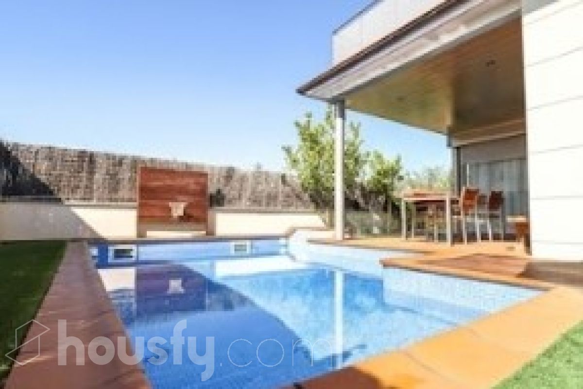 Housfy vende 🏡 magnífico chalet en Vilafranca del Penedès, con piscina situado en el barrio exclusivo residencial del Pla del Diable! Con un diseño exclusivo y moderno esta vivienda de 290m² cumple con todos los requisitos y comodidades para vivir en la casa de tus sueños. Dispone de 290 metros construidos . Construido en el año: 2007. Distribución de estancias -Salón-comedor -8 Dormitorios -3 Baños -Cocina equipada Características específicas -Armario -Trastero -Calefacción -Balcón -Terraza -Patio -Vistas a la ciudad -Piscina privada -Jardín privado -1 Plaza de garaje Zona y entorno Respecto a la ubicación, se sitúa en Vilafranca del Penedès, municipio de Barcelona. Esta propiedad se encuentra cerca de transporte público, colegios, supermercados y farmacias. Aviso legal El precio de venta no incluye gastos de la compraventa como notaría, registro, impuestos, ni tampoco honorarios agencia. Esta publicación no es vinculante. Consulta siempre la nota simple con Housfy antes de formalizar la compraventa. Sobre nosotros Housfy es la plataforma integral de servicios inmobiliarios. Nuestra combinación de expertos y tecnología pone al alcance de todo el mundo servicios cómodos, claros y seguros. AICAT número: 7922. Nos encargamos de la gestión y asesoramiento de la compra. ¡Olvídate de todo! Hacemos los trámites por ti. Y, si además necesitas financiación, ponemos a tu disposición un bróker hipotecario para ayudarte a conseguir las mejores condiciones para tu perfil económico. ¿Quieres visitarla? Contacta con Housfy y agenda tu visita sin compromiso. Más información en: housfy.com-3
