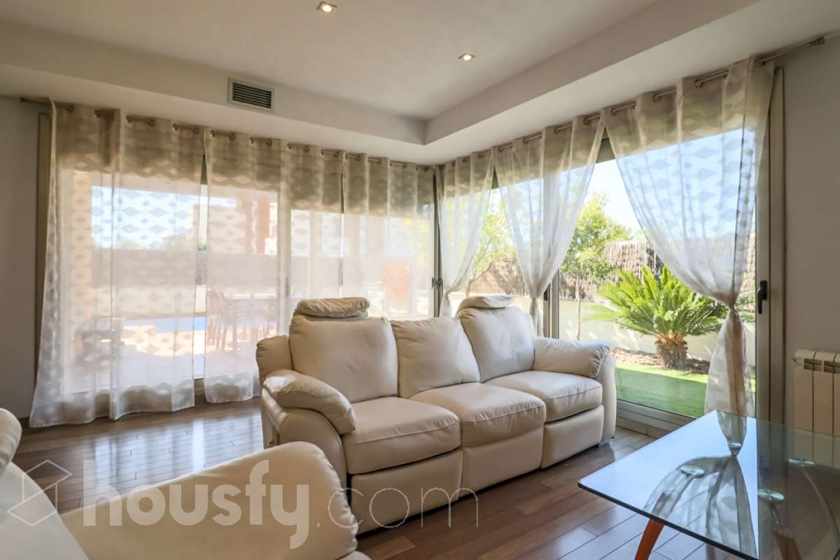 Housfy vende 🏡 magnífico chalet en Vilafranca del Penedès, con piscina situado en el barrio exclusivo residencial del Pla del Diable! Con un diseño exclusivo y moderno esta vivienda de 290m² cumple con todos los requisitos y comodidades para vivir en la casa de tus sueños. Dispone de 290 metros construidos . Construido en el año: 2007. Distribución de estancias -Salón-comedor -8 Dormitorios -3 Baños -Cocina equipada Características específicas -Armario -Trastero -Calefacción -Balcón -Terraza -Patio -Vistas a la ciudad -Piscina privada -Jardín privado -1 Plaza de garaje Zona y entorno Respecto a la ubicación, se sitúa en Vilafranca del Penedès, municipio de Barcelona. Esta propiedad se encuentra cerca de transporte público, colegios, supermercados y farmacias. Aviso legal El precio de venta no incluye gastos de la compraventa como notaría, registro, impuestos, ni tampoco honorarios agencia. Esta publicación no es vinculante. Consulta siempre la nota simple con Housfy antes de formalizar la compraventa. Sobre nosotros Housfy es la plataforma integral de servicios inmobiliarios. Nuestra combinación de expertos y tecnología pone al alcance de todo el mundo servicios cómodos, claros y seguros. AICAT número: 7922. Nos encargamos de la gestión y asesoramiento de la compra. ¡Olvídate de todo! Hacemos los trámites por ti. Y, si además necesitas financiación, ponemos a tu disposición un bróker hipotecario para ayudarte a conseguir las mejores condiciones para tu perfil económico. ¿Quieres visitarla? Contacta con Housfy y agenda tu visita sin compromiso. Más información en: housfy.com-24