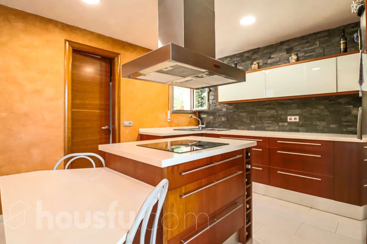 Housfy vende 🏡 magnífico chalet en Vilafranca del Penedès, con piscina situado en el barrio exclusivo residencial del Pla del Diable! Con un diseño exclusivo y moderno esta vivienda de 290m² cumple con todos los requisitos y comodidades para vivir en la casa de tus sueños. Dispone de 290 metros construidos . Construido en el año: 2007. Distribución de estancias -Salón-comedor -8 Dormitorios -3 Baños -Cocina equipada Características específicas -Armario -Trastero -Calefacción -Balcón -Terraza -Patio -Vistas a la ciudad -Piscina privada -Jardín privado -1 Plaza de garaje Zona y entorno Respecto a la ubicación, se sitúa en Vilafranca del Penedès, municipio de Barcelona. Esta propiedad se encuentra cerca de transporte público, colegios, supermercados y farmacias. Aviso legal El precio de venta no incluye gastos de la compraventa como notaría, registro, impuestos, ni tampoco honorarios agencia. Esta publicación no es vinculante. Consulta siempre la nota simple con Housfy antes de formalizar la compraventa. Sobre nosotros Housfy es la plataforma integral de servicios inmobiliarios. Nuestra combinación de expertos y tecnología pone al alcance de todo el mundo servicios cómodos, claros y seguros. AICAT número: 7922. Nos encargamos de la gestión y asesoramiento de la compra. ¡Olvídate de todo! Hacemos los trámites por ti. Y, si además necesitas financiación, ponemos a tu disposición un bróker hipotecario para ayudarte a conseguir las mejores condiciones para tu perfil económico. ¿Quieres visitarla? Contacta con Housfy y agenda tu visita sin compromiso. Más información en: housfy.com-26