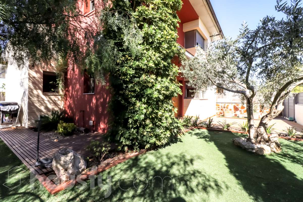 Housfy vende 🏡 magnífico chalet en Vilafranca del Penedès, con piscina situado en el barrio exclusivo residencial del Pla del Diable! Con un diseño exclusivo y moderno esta vivienda de 290m² cumple con todos los requisitos y comodidades para vivir en la casa de tus sueños. Dispone de 290 metros construidos . Construido en el año: 2007. Distribución de estancias -Salón-comedor -8 Dormitorios -3 Baños -Cocina equipada Características específicas -Armario -Trastero -Calefacción -Balcón -Terraza -Patio -Vistas a la ciudad -Piscina privada -Jardín privado -1 Plaza de garaje Zona y entorno Respecto a la ubicación, se sitúa en Vilafranca del Penedès, municipio de Barcelona. Esta propiedad se encuentra cerca de transporte público, colegios, supermercados y farmacias. Aviso legal El precio de venta no incluye gastos de la compraventa como notaría, registro, impuestos, ni tampoco honorarios agencia. Esta publicación no es vinculante. Consulta siempre la nota simple con Housfy antes de formalizar la compraventa. Sobre nosotros Housfy es la plataforma integral de servicios inmobiliarios. Nuestra combinación de expertos y tecnología pone al alcance de todo el mundo servicios cómodos, claros y seguros. AICAT número: 7922. Nos encargamos de la gestión y asesoramiento de la compra. ¡Olvídate de todo! Hacemos los trámites por ti. Y, si además necesitas financiación, ponemos a tu disposición un bróker hipotecario para ayudarte a conseguir las mejores condiciones para tu perfil económico. ¿Quieres visitarla? Contacta con Housfy y agenda tu visita sin compromiso. Más información en: housfy.com-17