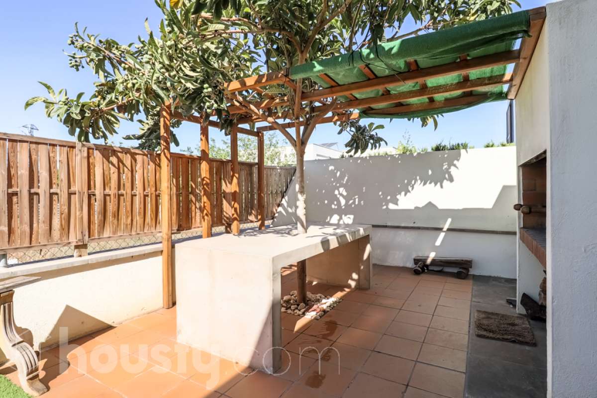Housfy vende 🏡 magnífico chalet en Vilafranca del Penedès, con piscina situado en el barrio exclusivo residencial del Pla del Diable! Con un diseño exclusivo y moderno esta vivienda de 290m² cumple con todos los requisitos y comodidades para vivir en la casa de tus sueños. Dispone de 290 metros construidos . Construido en el año: 2007. Distribución de estancias -Salón-comedor -8 Dormitorios -3 Baños -Cocina equipada Características específicas -Armario -Trastero -Calefacción -Balcón -Terraza -Patio -Vistas a la ciudad -Piscina privada -Jardín privado -1 Plaza de garaje Zona y entorno Respecto a la ubicación, se sitúa en Vilafranca del Penedès, municipio de Barcelona. Esta propiedad se encuentra cerca de transporte público, colegios, supermercados y farmacias. Aviso legal El precio de venta no incluye gastos de la compraventa como notaría, registro, impuestos, ni tampoco honorarios agencia. Esta publicación no es vinculante. Consulta siempre la nota simple con Housfy antes de formalizar la compraventa. Sobre nosotros Housfy es la plataforma integral de servicios inmobiliarios. Nuestra combinación de expertos y tecnología pone al alcance de todo el mundo servicios cómodos, claros y seguros. AICAT número: 7922. Nos encargamos de la gestión y asesoramiento de la compra. ¡Olvídate de todo! Hacemos los trámites por ti. Y, si además necesitas financiación, ponemos a tu disposición un bróker hipotecario para ayudarte a conseguir las mejores condiciones para tu perfil económico. ¿Quieres visitarla? Contacta con Housfy y agenda tu visita sin compromiso. Más información en: housfy.com-21