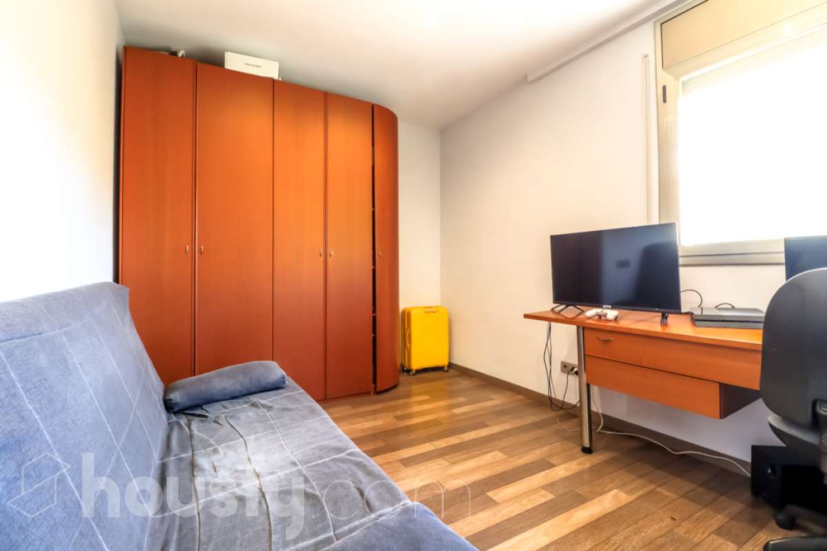 Housfy vende 🏡 magnífico chalet en Vilafranca del Penedès, con piscina situado en el barrio exclusivo residencial del Pla del Diable! Con un diseño exclusivo y moderno esta vivienda de 290m² cumple con todos los requisitos y comodidades para vivir en la casa de tus sueños. Dispone de 290 metros construidos . Construido en el año: 2007. Distribución de estancias -Salón-comedor -8 Dormitorios -3 Baños -Cocina equipada Características específicas -Armario -Trastero -Calefacción -Balcón -Terraza -Patio -Vistas a la ciudad -Piscina privada -Jardín privado -1 Plaza de garaje Zona y entorno Respecto a la ubicación, se sitúa en Vilafranca del Penedès, municipio de Barcelona. Esta propiedad se encuentra cerca de transporte público, colegios, supermercados y farmacias. Aviso legal El precio de venta no incluye gastos de la compraventa como notaría, registro, impuestos, ni tampoco honorarios agencia. Esta publicación no es vinculante. Consulta siempre la nota simple con Housfy antes de formalizar la compraventa. Sobre nosotros Housfy es la plataforma integral de servicios inmobiliarios. Nuestra combinación de expertos y tecnología pone al alcance de todo el mundo servicios cómodos, claros y seguros. AICAT número: 7922. Nos encargamos de la gestión y asesoramiento de la compra. ¡Olvídate de todo! Hacemos los trámites por ti. Y, si además necesitas financiación, ponemos a tu disposición un bróker hipotecario para ayudarte a conseguir las mejores condiciones para tu perfil económico. ¿Quieres visitarla? Contacta con Housfy y agenda tu visita sin compromiso. Más información en: housfy.com-29
