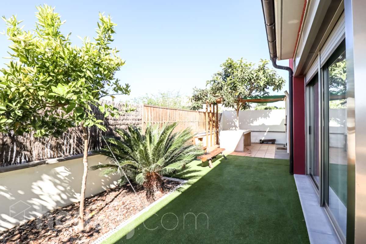 Housfy vende 🏡 magnífico chalet en Vilafranca del Penedès, con piscina situado en el barrio exclusivo residencial del Pla del Diable! Con un diseño exclusivo y moderno esta vivienda de 290m² cumple con todos los requisitos y comodidades para vivir en la casa de tus sueños. Dispone de 290 metros construidos . Construido en el año: 2007. Distribución de estancias -Salón-comedor -8 Dormitorios -3 Baños -Cocina equipada Características específicas -Armario -Trastero -Calefacción -Balcón -Terraza -Patio -Vistas a la ciudad -Piscina privada -Jardín privado -1 Plaza de garaje Zona y entorno Respecto a la ubicación, se sitúa en Vilafranca del Penedès, municipio de Barcelona. Esta propiedad se encuentra cerca de transporte público, colegios, supermercados y farmacias. Aviso legal El precio de venta no incluye gastos de la compraventa como notaría, registro, impuestos, ni tampoco honorarios agencia. Esta publicación no es vinculante. Consulta siempre la nota simple con Housfy antes de formalizar la compraventa. Sobre nosotros Housfy es la plataforma integral de servicios inmobiliarios. Nuestra combinación de expertos y tecnología pone al alcance de todo el mundo servicios cómodos, claros y seguros. AICAT número: 7922. Nos encargamos de la gestión y asesoramiento de la compra. ¡Olvídate de todo! Hacemos los trámites por ti. Y, si además necesitas financiación, ponemos a tu disposición un bróker hipotecario para ayudarte a conseguir las mejores condiciones para tu perfil económico. ¿Quieres visitarla? Contacta con Housfy y agenda tu visita sin compromiso. Más información en: housfy.com-4
