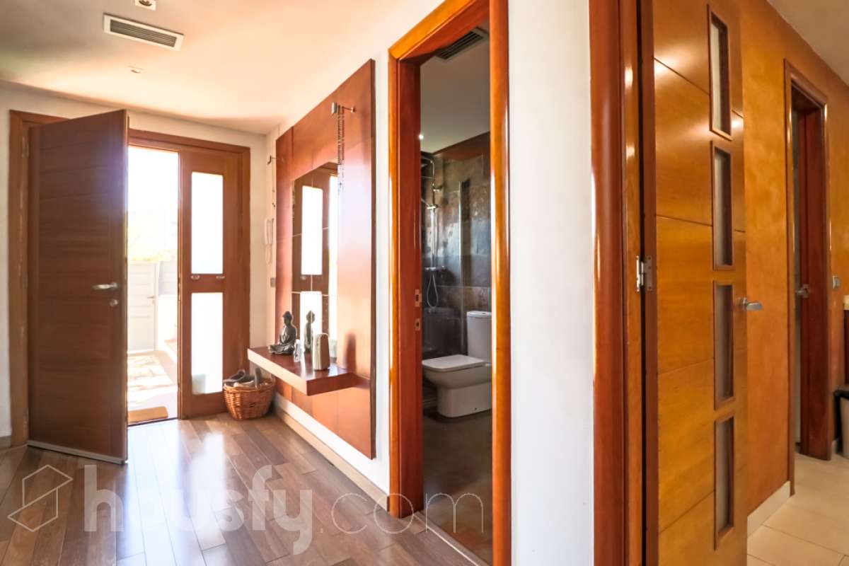 Housfy vende 🏡 magnífico chalet en Vilafranca del Penedès, con piscina situado en el barrio exclusivo residencial del Pla del Diable! Con un diseño exclusivo y moderno esta vivienda de 290m² cumple con todos los requisitos y comodidades para vivir en la casa de tus sueños. Dispone de 290 metros construidos . Construido en el año: 2007. Distribución de estancias -Salón-comedor -8 Dormitorios -3 Baños -Cocina equipada Características específicas -Armario -Trastero -Calefacción -Balcón -Terraza -Patio -Vistas a la ciudad -Piscina privada -Jardín privado -1 Plaza de garaje Zona y entorno Respecto a la ubicación, se sitúa en Vilafranca del Penedès, municipio de Barcelona. Esta propiedad se encuentra cerca de transporte público, colegios, supermercados y farmacias. Aviso legal El precio de venta no incluye gastos de la compraventa como notaría, registro, impuestos, ni tampoco honorarios agencia. Esta publicación no es vinculante. Consulta siempre la nota simple con Housfy antes de formalizar la compraventa. Sobre nosotros Housfy es la plataforma integral de servicios inmobiliarios. Nuestra combinación de expertos y tecnología pone al alcance de todo el mundo servicios cómodos, claros y seguros. AICAT número: 7922. Nos encargamos de la gestión y asesoramiento de la compra. ¡Olvídate de todo! Hacemos los trámites por ti. Y, si además necesitas financiación, ponemos a tu disposición un bróker hipotecario para ayudarte a conseguir las mejores condiciones para tu perfil económico. ¿Quieres visitarla? Contacta con Housfy y agenda tu visita sin compromiso. Más información en: housfy.com-28
