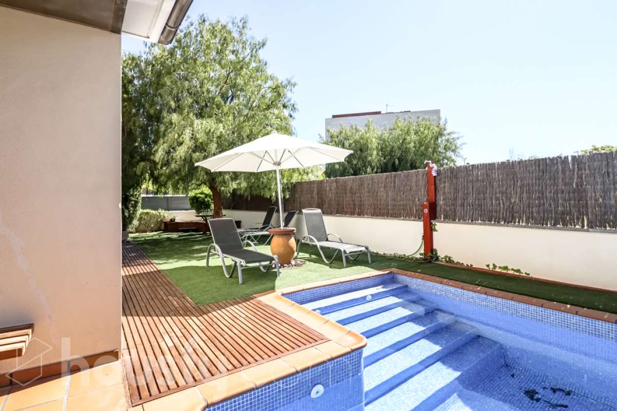 Housfy vende 🏡 magnífico chalet en Vilafranca del Penedès, con piscina situado en el barrio exclusivo residencial del Pla del Diable! Con un diseño exclusivo y moderno esta vivienda de 290m² cumple con todos los requisitos y comodidades para vivir en la casa de tus sueños. Dispone de 290 metros construidos . Construido en el año: 2007. Distribución de estancias -Salón-comedor -8 Dormitorios -3 Baños -Cocina equipada Características específicas -Armario -Trastero -Calefacción -Balcón -Terraza -Patio -Vistas a la ciudad -Piscina privada -Jardín privado -1 Plaza de garaje Zona y entorno Respecto a la ubicación, se sitúa en Vilafranca del Penedès, municipio de Barcelona. Esta propiedad se encuentra cerca de transporte público, colegios, supermercados y farmacias. Aviso legal El precio de venta no incluye gastos de la compraventa como notaría, registro, impuestos, ni tampoco honorarios agencia. Esta publicación no es vinculante. Consulta siempre la nota simple con Housfy antes de formalizar la compraventa. Sobre nosotros Housfy es la plataforma integral de servicios inmobiliarios. Nuestra combinación de expertos y tecnología pone al alcance de todo el mundo servicios cómodos, claros y seguros. AICAT número: 7922. Nos encargamos de la gestión y asesoramiento de la compra. ¡Olvídate de todo! Hacemos los trámites por ti. Y, si además necesitas financiación, ponemos a tu disposición un bróker hipotecario para ayudarte a conseguir las mejores condiciones para tu perfil económico. ¿Quieres visitarla? Contacta con Housfy y agenda tu visita sin compromiso. Más información en: housfy.com-13