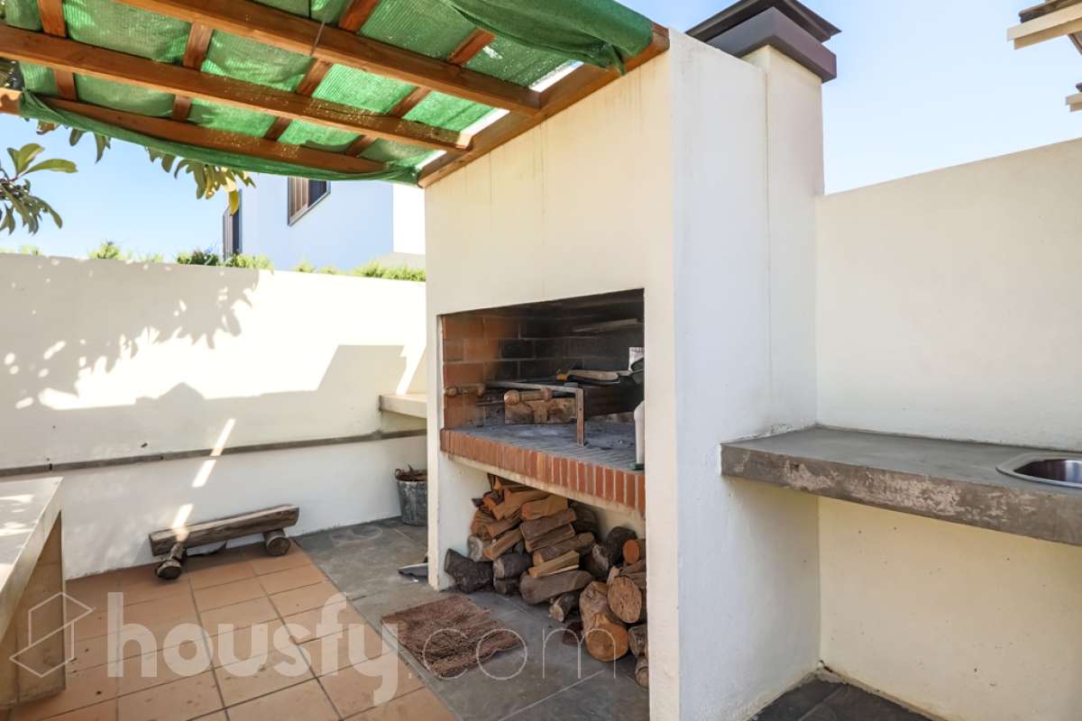 Housfy vende 🏡 magnífico chalet en Vilafranca del Penedès, con piscina situado en el barrio exclusivo residencial del Pla del Diable! Con un diseño exclusivo y moderno esta vivienda de 290m² cumple con todos los requisitos y comodidades para vivir en la casa de tus sueños. Dispone de 290 metros construidos . Construido en el año: 2007. Distribución de estancias -Salón-comedor -8 Dormitorios -3 Baños -Cocina equipada Características específicas -Armario -Trastero -Calefacción -Balcón -Terraza -Patio -Vistas a la ciudad -Piscina privada -Jardín privado -1 Plaza de garaje Zona y entorno Respecto a la ubicación, se sitúa en Vilafranca del Penedès, municipio de Barcelona. Esta propiedad se encuentra cerca de transporte público, colegios, supermercados y farmacias. Aviso legal El precio de venta no incluye gastos de la compraventa como notaría, registro, impuestos, ni tampoco honorarios agencia. Esta publicación no es vinculante. Consulta siempre la nota simple con Housfy antes de formalizar la compraventa. Sobre nosotros Housfy es la plataforma integral de servicios inmobiliarios. Nuestra combinación de expertos y tecnología pone al alcance de todo el mundo servicios cómodos, claros y seguros. AICAT número: 7922. Nos encargamos de la gestión y asesoramiento de la compra. ¡Olvídate de todo! Hacemos los trámites por ti. Y, si además necesitas financiación, ponemos a tu disposición un bróker hipotecario para ayudarte a conseguir las mejores condiciones para tu perfil económico. ¿Quieres visitarla? Contacta con Housfy y agenda tu visita sin compromiso. Más información en: housfy.com-6