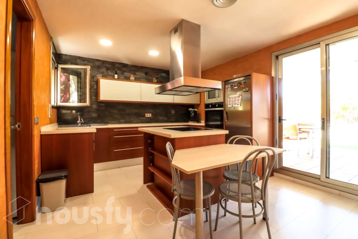 Housfy vende 🏡 magnífico chalet en Vilafranca del Penedès, con piscina situado en el barrio exclusivo residencial del Pla del Diable! Con un diseño exclusivo y moderno esta vivienda de 290m² cumple con todos los requisitos y comodidades para vivir en la casa de tus sueños. Dispone de 290 metros construidos . Construido en el año: 2007. Distribución de estancias -Salón-comedor -8 Dormitorios -3 Baños -Cocina equipada Características específicas -Armario -Trastero -Calefacción -Balcón -Terraza -Patio -Vistas a la ciudad -Piscina privada -Jardín privado -1 Plaza de garaje Zona y entorno Respecto a la ubicación, se sitúa en Vilafranca del Penedès, municipio de Barcelona. Esta propiedad se encuentra cerca de transporte público, colegios, supermercados y farmacias. Aviso legal El precio de venta no incluye gastos de la compraventa como notaría, registro, impuestos, ni tampoco honorarios agencia. Esta publicación no es vinculante. Consulta siempre la nota simple con Housfy antes de formalizar la compraventa. Sobre nosotros Housfy es la plataforma integral de servicios inmobiliarios. Nuestra combinación de expertos y tecnología pone al alcance de todo el mundo servicios cómodos, claros y seguros. AICAT número: 7922. Nos encargamos de la gestión y asesoramiento de la compra. ¡Olvídate de todo! Hacemos los trámites por ti. Y, si además necesitas financiación, ponemos a tu disposición un bróker hipotecario para ayudarte a conseguir las mejores condiciones para tu perfil económico. ¿Quieres visitarla? Contacta con Housfy y agenda tu visita sin compromiso. Más información en: housfy.com-25