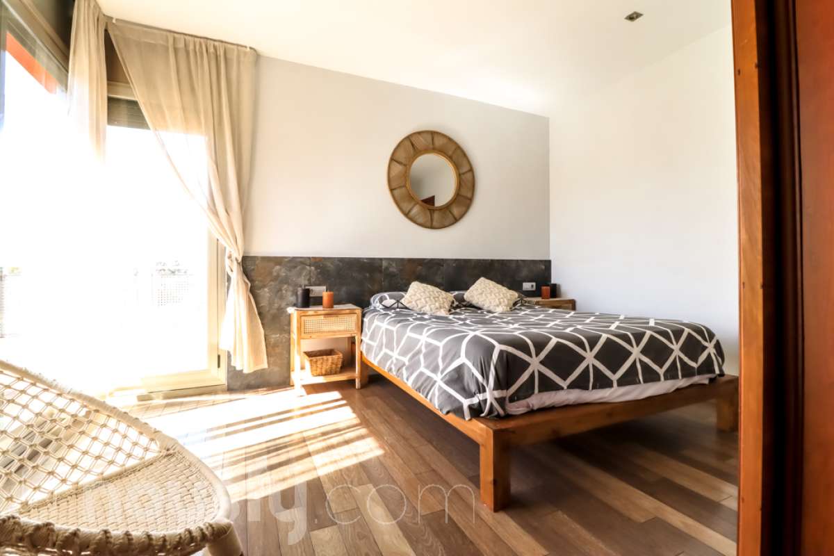 Housfy vende 🏡 magnífico chalet en Vilafranca del Penedès, con piscina situado en el barrio exclusivo residencial del Pla del Diable! Con un diseño exclusivo y moderno esta vivienda de 290m² cumple con todos los requisitos y comodidades para vivir en la casa de tus sueños. Dispone de 290 metros construidos . Construido en el año: 2007. Distribución de estancias -Salón-comedor -8 Dormitorios -3 Baños -Cocina equipada Características específicas -Armario -Trastero -Calefacción -Balcón -Terraza -Patio -Vistas a la ciudad -Piscina privada -Jardín privado -1 Plaza de garaje Zona y entorno Respecto a la ubicación, se sitúa en Vilafranca del Penedès, municipio de Barcelona. Esta propiedad se encuentra cerca de transporte público, colegios, supermercados y farmacias. Aviso legal El precio de venta no incluye gastos de la compraventa como notaría, registro, impuestos, ni tampoco honorarios agencia. Esta publicación no es vinculante. Consulta siempre la nota simple con Housfy antes de formalizar la compraventa. Sobre nosotros Housfy es la plataforma integral de servicios inmobiliarios. Nuestra combinación de expertos y tecnología pone al alcance de todo el mundo servicios cómodos, claros y seguros. AICAT número: 7922. Nos encargamos de la gestión y asesoramiento de la compra. ¡Olvídate de todo! Hacemos los trámites por ti. Y, si además necesitas financiación, ponemos a tu disposición un bróker hipotecario para ayudarte a conseguir las mejores condiciones para tu perfil económico. ¿Quieres visitarla? Contacta con Housfy y agenda tu visita sin compromiso. Más información en: housfy.com-34
