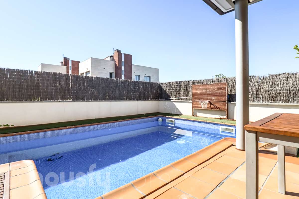 Housfy vende 🏡 magnífico chalet en Vilafranca del Penedès, con piscina situado en el barrio exclusivo residencial del Pla del Diable! Con un diseño exclusivo y moderno esta vivienda de 290m² cumple con todos los requisitos y comodidades para vivir en la casa de tus sueños. Dispone de 290 metros construidos . Construido en el año: 2007. Distribución de estancias -Salón-comedor -8 Dormitorios -3 Baños -Cocina equipada Características específicas -Armario -Trastero -Calefacción -Balcón -Terraza -Patio -Vistas a la ciudad -Piscina privada -Jardín privado -1 Plaza de garaje Zona y entorno Respecto a la ubicación, se sitúa en Vilafranca del Penedès, municipio de Barcelona. Esta propiedad se encuentra cerca de transporte público, colegios, supermercados y farmacias. Aviso legal El precio de venta no incluye gastos de la compraventa como notaría, registro, impuestos, ni tampoco honorarios agencia. Esta publicación no es vinculante. Consulta siempre la nota simple con Housfy antes de formalizar la compraventa. Sobre nosotros Housfy es la plataforma integral de servicios inmobiliarios. Nuestra combinación de expertos y tecnología pone al alcance de todo el mundo servicios cómodos, claros y seguros. AICAT número: 7922. Nos encargamos de la gestión y asesoramiento de la compra. ¡Olvídate de todo! Hacemos los trámites por ti. Y, si además necesitas financiación, ponemos a tu disposición un bróker hipotecario para ayudarte a conseguir las mejores condiciones para tu perfil económico. ¿Quieres visitarla? Contacta con Housfy y agenda tu visita sin compromiso. Más información en: housfy.com-12