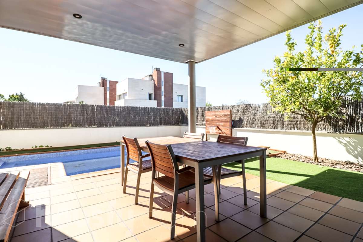 Housfy vende 🏡 magnífico chalet en Vilafranca del Penedès, con piscina situado en el barrio exclusivo residencial del Pla del Diable! Con un diseño exclusivo y moderno esta vivienda de 290m² cumple con todos los requisitos y comodidades para vivir en la casa de tus sueños. Dispone de 290 metros construidos . Construido en el año: 2007. Distribución de estancias -Salón-comedor -8 Dormitorios -3 Baños -Cocina equipada Características específicas -Armario -Trastero -Calefacción -Balcón -Terraza -Patio -Vistas a la ciudad -Piscina privada -Jardín privado -1 Plaza de garaje Zona y entorno Respecto a la ubicación, se sitúa en Vilafranca del Penedès, municipio de Barcelona. Esta propiedad se encuentra cerca de transporte público, colegios, supermercados y farmacias. Aviso legal El precio de venta no incluye gastos de la compraventa como notaría, registro, impuestos, ni tampoco honorarios agencia. Esta publicación no es vinculante. Consulta siempre la nota simple con Housfy antes de formalizar la compraventa. Sobre nosotros Housfy es la plataforma integral de servicios inmobiliarios. Nuestra combinación de expertos y tecnología pone al alcance de todo el mundo servicios cómodos, claros y seguros. AICAT número: 7922. Nos encargamos de la gestión y asesoramiento de la compra. ¡Olvídate de todo! Hacemos los trámites por ti. Y, si además necesitas financiación, ponemos a tu disposición un bróker hipotecario para ayudarte a conseguir las mejores condiciones para tu perfil económico. ¿Quieres visitarla? Contacta con Housfy y agenda tu visita sin compromiso. Más información en: housfy.com-7