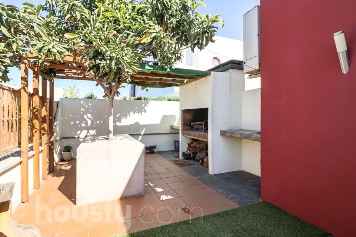 Housfy vende 🏡 magnífico chalet en Vilafranca del Penedès, con piscina situado en el barrio exclusivo residencial del Pla del Diable! Con un diseño exclusivo y moderno esta vivienda de 290m² cumple con todos los requisitos y comodidades para vivir en la casa de tus sueños. Dispone de 290 metros construidos . Construido en el año: 2007. Distribución de estancias -Salón-comedor -8 Dormitorios -3 Baños -Cocina equipada Características específicas -Armario -Trastero -Calefacción -Balcón -Terraza -Patio -Vistas a la ciudad -Piscina privada -Jardín privado -1 Plaza de garaje Zona y entorno Respecto a la ubicación, se sitúa en Vilafranca del Penedès, municipio de Barcelona. Esta propiedad se encuentra cerca de transporte público, colegios, supermercados y farmacias. Aviso legal El precio de venta no incluye gastos de la compraventa como notaría, registro, impuestos, ni tampoco honorarios agencia. Esta publicación no es vinculante. Consulta siempre la nota simple con Housfy antes de formalizar la compraventa. Sobre nosotros Housfy es la plataforma integral de servicios inmobiliarios. Nuestra combinación de expertos y tecnología pone al alcance de todo el mundo servicios cómodos, claros y seguros. AICAT número: 7922. Nos encargamos de la gestión y asesoramiento de la compra. ¡Olvídate de todo! Hacemos los trámites por ti. Y, si además necesitas financiación, ponemos a tu disposición un bróker hipotecario para ayudarte a conseguir las mejores condiciones para tu perfil económico. ¿Quieres visitarla? Contacta con Housfy y agenda tu visita sin compromiso. Más información en: housfy.com-5