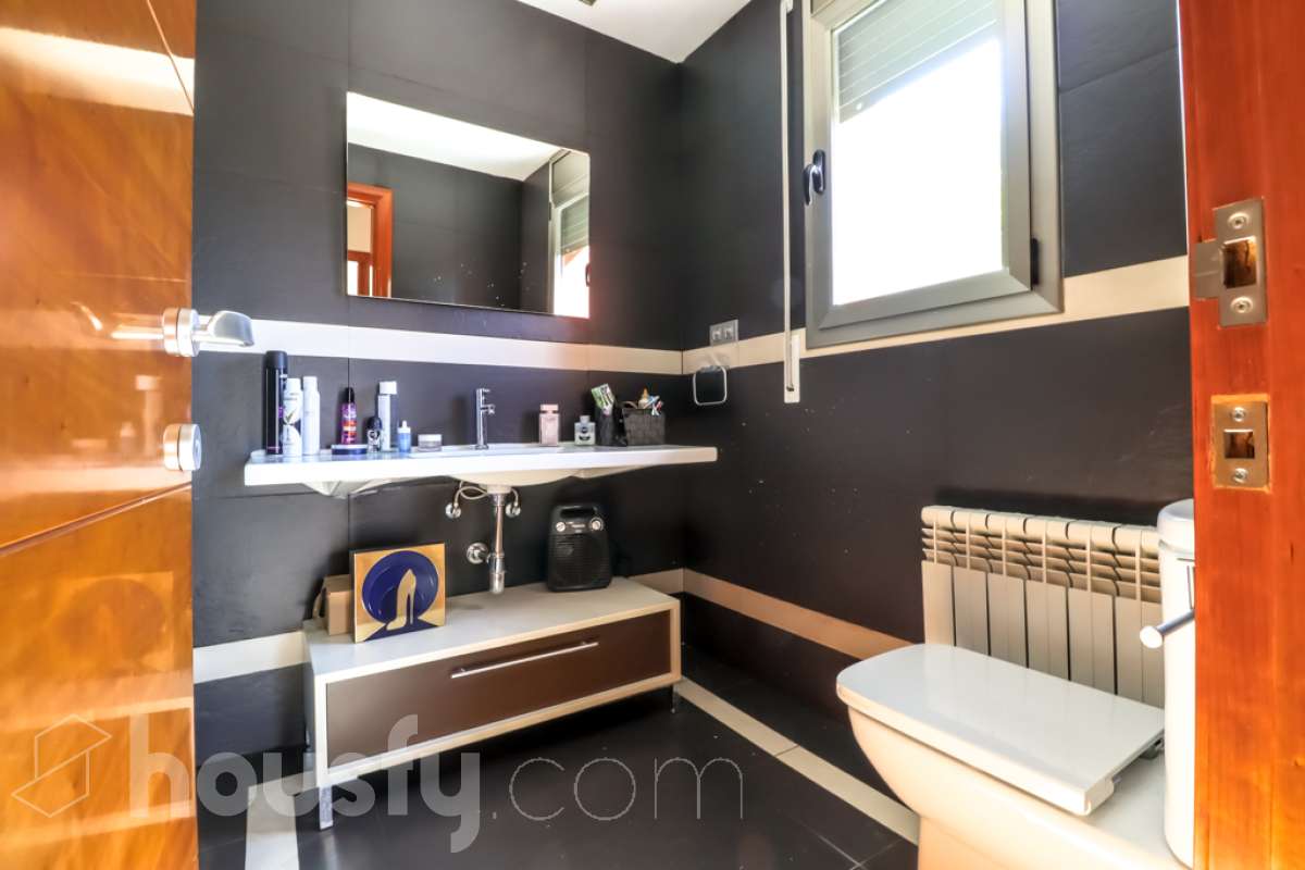Housfy vende 🏡 magnífico chalet en Vilafranca del Penedès, con piscina situado en el barrio exclusivo residencial del Pla del Diable! Con un diseño exclusivo y moderno esta vivienda de 290m² cumple con todos los requisitos y comodidades para vivir en la casa de tus sueños. Dispone de 290 metros construidos . Construido en el año: 2007. Distribución de estancias -Salón-comedor -8 Dormitorios -3 Baños -Cocina equipada Características específicas -Armario -Trastero -Calefacción -Balcón -Terraza -Patio -Vistas a la ciudad -Piscina privada -Jardín privado -1 Plaza de garaje Zona y entorno Respecto a la ubicación, se sitúa en Vilafranca del Penedès, municipio de Barcelona. Esta propiedad se encuentra cerca de transporte público, colegios, supermercados y farmacias. Aviso legal El precio de venta no incluye gastos de la compraventa como notaría, registro, impuestos, ni tampoco honorarios agencia. Esta publicación no es vinculante. Consulta siempre la nota simple con Housfy antes de formalizar la compraventa. Sobre nosotros Housfy es la plataforma integral de servicios inmobiliarios. Nuestra combinación de expertos y tecnología pone al alcance de todo el mundo servicios cómodos, claros y seguros. AICAT número: 7922. Nos encargamos de la gestión y asesoramiento de la compra. ¡Olvídate de todo! Hacemos los trámites por ti. Y, si además necesitas financiación, ponemos a tu disposición un bróker hipotecario para ayudarte a conseguir las mejores condiciones para tu perfil económico. ¿Quieres visitarla? Contacta con Housfy y agenda tu visita sin compromiso. Más información en: housfy.com-35