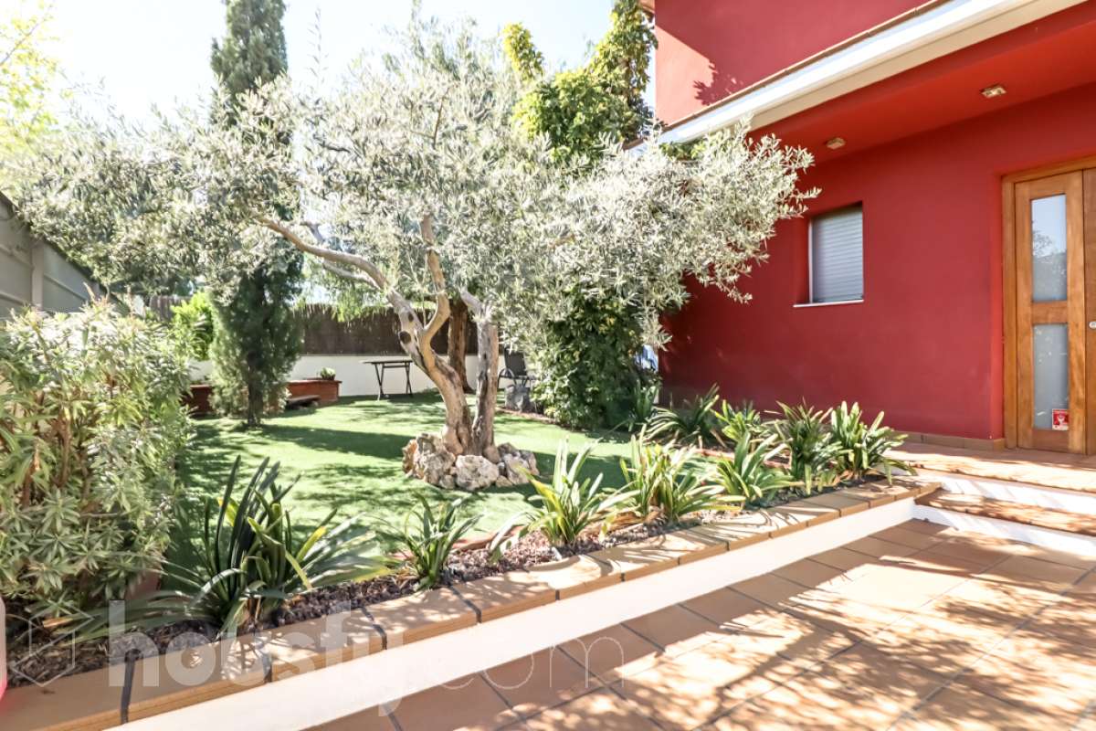 Housfy vende 🏡 magnífico chalet en Vilafranca del Penedès, con piscina situado en el barrio exclusivo residencial del Pla del Diable! Con un diseño exclusivo y moderno esta vivienda de 290m² cumple con todos los requisitos y comodidades para vivir en la casa de tus sueños. Dispone de 290 metros construidos . Construido en el año: 2007. Distribución de estancias -Salón-comedor -8 Dormitorios -3 Baños -Cocina equipada Características específicas -Armario -Trastero -Calefacción -Balcón -Terraza -Patio -Vistas a la ciudad -Piscina privada -Jardín privado -1 Plaza de garaje Zona y entorno Respecto a la ubicación, se sitúa en Vilafranca del Penedès, municipio de Barcelona. Esta propiedad se encuentra cerca de transporte público, colegios, supermercados y farmacias. Aviso legal El precio de venta no incluye gastos de la compraventa como notaría, registro, impuestos, ni tampoco honorarios agencia. Esta publicación no es vinculante. Consulta siempre la nota simple con Housfy antes de formalizar la compraventa. Sobre nosotros Housfy es la plataforma integral de servicios inmobiliarios. Nuestra combinación de expertos y tecnología pone al alcance de todo el mundo servicios cómodos, claros y seguros. AICAT número: 7922. Nos encargamos de la gestión y asesoramiento de la compra. ¡Olvídate de todo! Hacemos los trámites por ti. Y, si además necesitas financiación, ponemos a tu disposición un bróker hipotecario para ayudarte a conseguir las mejores condiciones para tu perfil económico. ¿Quieres visitarla? Contacta con Housfy y agenda tu visita sin compromiso. Más información en: housfy.com-19