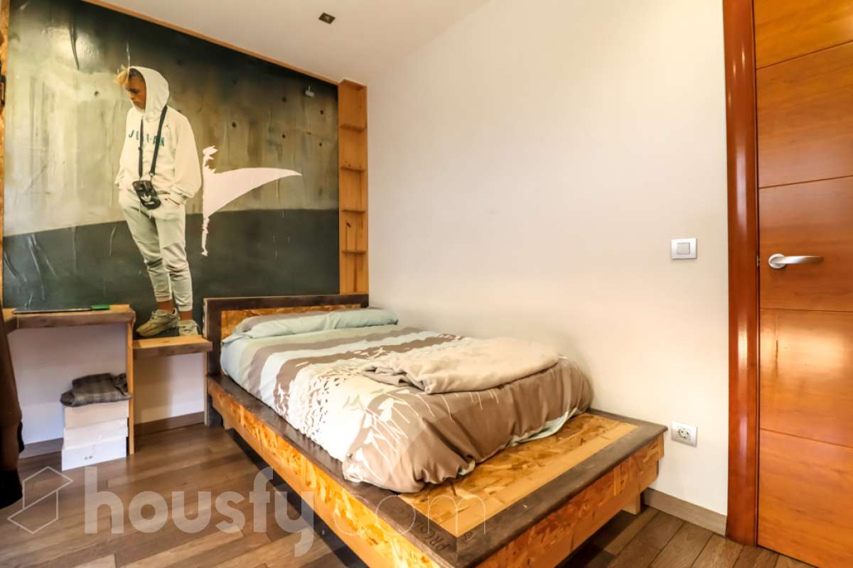 Housfy vende 🏡 magnífico chalet en Vilafranca del Penedès, con piscina situado en el barrio exclusivo residencial del Pla del Diable! Con un diseño exclusivo y moderno esta vivienda de 290m² cumple con todos los requisitos y comodidades para vivir en la casa de tus sueños. Dispone de 290 metros construidos . Construido en el año: 2007. Distribución de estancias -Salón-comedor -8 Dormitorios -3 Baños -Cocina equipada Características específicas -Armario -Trastero -Calefacción -Balcón -Terraza -Patio -Vistas a la ciudad -Piscina privada -Jardín privado -1 Plaza de garaje Zona y entorno Respecto a la ubicación, se sitúa en Vilafranca del Penedès, municipio de Barcelona. Esta propiedad se encuentra cerca de transporte público, colegios, supermercados y farmacias. Aviso legal El precio de venta no incluye gastos de la compraventa como notaría, registro, impuestos, ni tampoco honorarios agencia. Esta publicación no es vinculante. Consulta siempre la nota simple con Housfy antes de formalizar la compraventa. Sobre nosotros Housfy es la plataforma integral de servicios inmobiliarios. Nuestra combinación de expertos y tecnología pone al alcance de todo el mundo servicios cómodos, claros y seguros. AICAT número: 7922. Nos encargamos de la gestión y asesoramiento de la compra. ¡Olvídate de todo! Hacemos los trámites por ti. Y, si además necesitas financiación, ponemos a tu disposición un bróker hipotecario para ayudarte a conseguir las mejores condiciones para tu perfil económico. ¿Quieres visitarla? Contacta con Housfy y agenda tu visita sin compromiso. Más información en: housfy.com-32