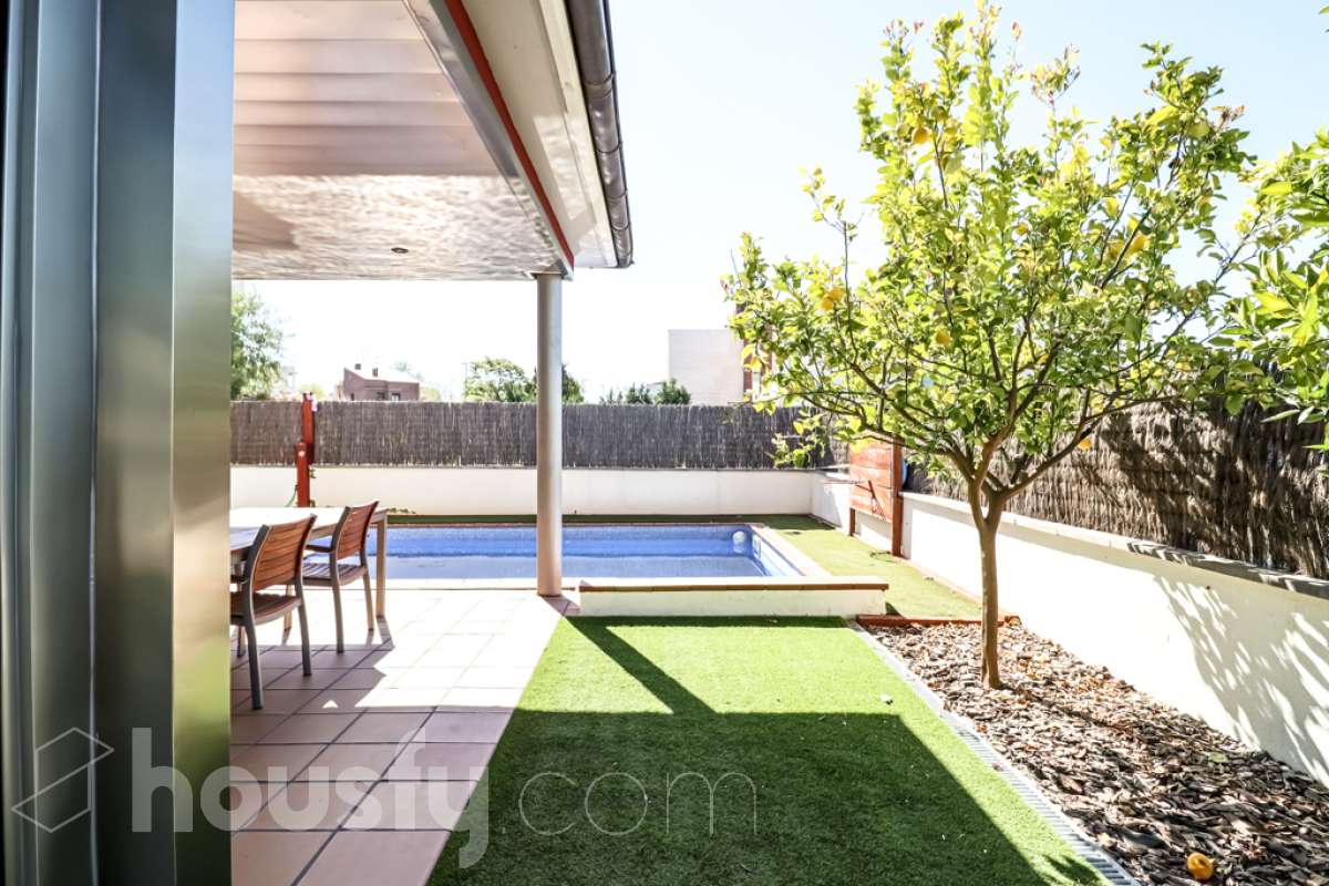 Housfy vende 🏡 magnífico chalet en Vilafranca del Penedès, con piscina situado en el barrio exclusivo residencial del Pla del Diable! Con un diseño exclusivo y moderno esta vivienda de 290m² cumple con todos los requisitos y comodidades para vivir en la casa de tus sueños. Dispone de 290 metros construidos . Construido en el año: 2007. Distribución de estancias -Salón-comedor -8 Dormitorios -3 Baños -Cocina equipada Características específicas -Armario -Trastero -Calefacción -Balcón -Terraza -Patio -Vistas a la ciudad -Piscina privada -Jardín privado -1 Plaza de garaje Zona y entorno Respecto a la ubicación, se sitúa en Vilafranca del Penedès, municipio de Barcelona. Esta propiedad se encuentra cerca de transporte público, colegios, supermercados y farmacias. Aviso legal El precio de venta no incluye gastos de la compraventa como notaría, registro, impuestos, ni tampoco honorarios agencia. Esta publicación no es vinculante. Consulta siempre la nota simple con Housfy antes de formalizar la compraventa. Sobre nosotros Housfy es la plataforma integral de servicios inmobiliarios. Nuestra combinación de expertos y tecnología pone al alcance de todo el mundo servicios cómodos, claros y seguros. AICAT número: 7922. Nos encargamos de la gestión y asesoramiento de la compra. ¡Olvídate de todo! Hacemos los trámites por ti. Y, si además necesitas financiación, ponemos a tu disposición un bróker hipotecario para ayudarte a conseguir las mejores condiciones para tu perfil económico. ¿Quieres visitarla? Contacta con Housfy y agenda tu visita sin compromiso. Más información en: housfy.com-14