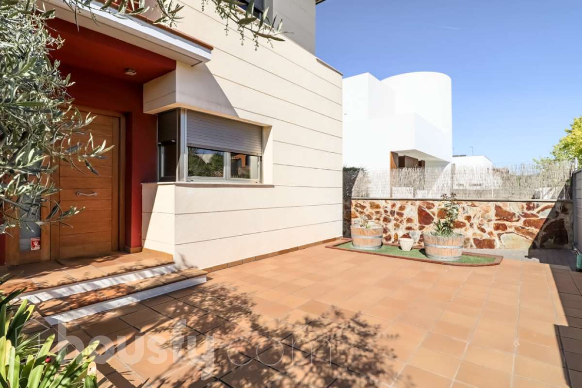 Housfy vende 🏡 magnífico chalet en Vilafranca del Penedès, con piscina situado en el barrio exclusivo residencial del Pla del Diable! Con un diseño exclusivo y moderno esta vivienda de 290m² cumple con todos los requisitos y comodidades para vivir en la casa de tus sueños. Dispone de 290 metros construidos . Construido en el año: 2007. Distribución de estancias -Salón-comedor -8 Dormitorios -3 Baños -Cocina equipada Características específicas -Armario -Trastero -Calefacción -Balcón -Terraza -Patio -Vistas a la ciudad -Piscina privada -Jardín privado -1 Plaza de garaje Zona y entorno Respecto a la ubicación, se sitúa en Vilafranca del Penedès, municipio de Barcelona. Esta propiedad se encuentra cerca de transporte público, colegios, supermercados y farmacias. Aviso legal El precio de venta no incluye gastos de la compraventa como notaría, registro, impuestos, ni tampoco honorarios agencia. Esta publicación no es vinculante. Consulta siempre la nota simple con Housfy antes de formalizar la compraventa. Sobre nosotros Housfy es la plataforma integral de servicios inmobiliarios. Nuestra combinación de expertos y tecnología pone al alcance de todo el mundo servicios cómodos, claros y seguros. AICAT número: 7922. Nos encargamos de la gestión y asesoramiento de la compra. ¡Olvídate de todo! Hacemos los trámites por ti. Y, si además necesitas financiación, ponemos a tu disposición un bróker hipotecario para ayudarte a conseguir las mejores condiciones para tu perfil económico. ¿Quieres visitarla? Contacta con Housfy y agenda tu visita sin compromiso. Más información en: housfy.com-18