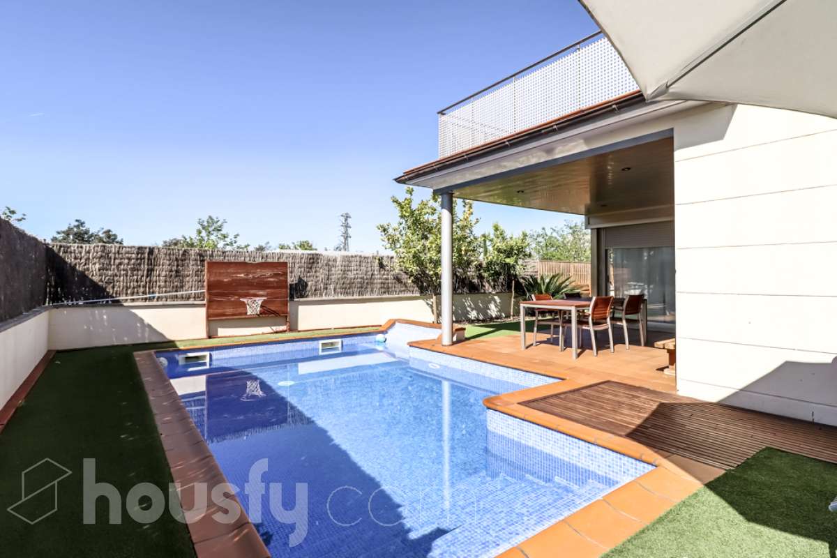 Housfy vende 🏡 magnífico chalet en Vilafranca del Penedès, con piscina situado en el barrio exclusivo residencial del Pla del Diable! Con un diseño exclusivo y moderno esta vivienda de 290m² cumple con todos los requisitos y comodidades para vivir en la casa de tus sueños. Dispone de 290 metros construidos . Construido en el año: 2007. Distribución de estancias -Salón-comedor -8 Dormitorios -3 Baños -Cocina equipada Características específicas -Armario -Trastero -Calefacción -Balcón -Terraza -Patio -Vistas a la ciudad -Piscina privada -Jardín privado -1 Plaza de garaje Zona y entorno Respecto a la ubicación, se sitúa en Vilafranca del Penedès, municipio de Barcelona. Esta propiedad se encuentra cerca de transporte público, colegios, supermercados y farmacias. Aviso legal El precio de venta no incluye gastos de la compraventa como notaría, registro, impuestos, ni tampoco honorarios agencia. Esta publicación no es vinculante. Consulta siempre la nota simple con Housfy antes de formalizar la compraventa. Sobre nosotros Housfy es la plataforma integral de servicios inmobiliarios. Nuestra combinación de expertos y tecnología pone al alcance de todo el mundo servicios cómodos, claros y seguros. AICAT número: 7922. Nos encargamos de la gestión y asesoramiento de la compra. ¡Olvídate de todo! Hacemos los trámites por ti. Y, si además necesitas financiación, ponemos a tu disposición un bróker hipotecario para ayudarte a conseguir las mejores condiciones para tu perfil económico. ¿Quieres visitarla? Contacta con Housfy y agenda tu visita sin compromiso. Más información en: housfy.com-2