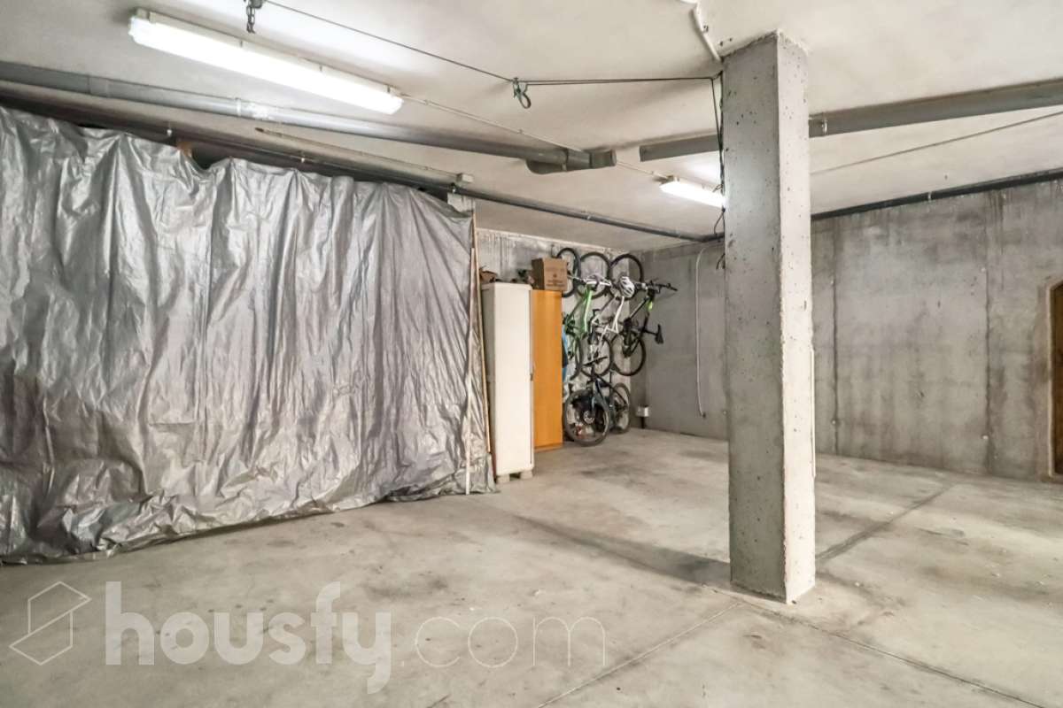 Housfy vende 🏡 magnífico chalet en Vilafranca del Penedès, con piscina situado en el barrio exclusivo residencial del Pla del Diable! Con un diseño exclusivo y moderno esta vivienda de 290m² cumple con todos los requisitos y comodidades para vivir en la casa de tus sueños. Dispone de 290 metros construidos . Construido en el año: 2007. Distribución de estancias -Salón-comedor -8 Dormitorios -3 Baños -Cocina equipada Características específicas -Armario -Trastero -Calefacción -Balcón -Terraza -Patio -Vistas a la ciudad -Piscina privada -Jardín privado -1 Plaza de garaje Zona y entorno Respecto a la ubicación, se sitúa en Vilafranca del Penedès, municipio de Barcelona. Esta propiedad se encuentra cerca de transporte público, colegios, supermercados y farmacias. Aviso legal El precio de venta no incluye gastos de la compraventa como notaría, registro, impuestos, ni tampoco honorarios agencia. Esta publicación no es vinculante. Consulta siempre la nota simple con Housfy antes de formalizar la compraventa. Sobre nosotros Housfy es la plataforma integral de servicios inmobiliarios. Nuestra combinación de expertos y tecnología pone al alcance de todo el mundo servicios cómodos, claros y seguros. AICAT número: 7922. Nos encargamos de la gestión y asesoramiento de la compra. ¡Olvídate de todo! Hacemos los trámites por ti. Y, si además necesitas financiación, ponemos a tu disposición un bróker hipotecario para ayudarte a conseguir las mejores condiciones para tu perfil económico. ¿Quieres visitarla? Contacta con Housfy y agenda tu visita sin compromiso. Más información en: housfy.com-37