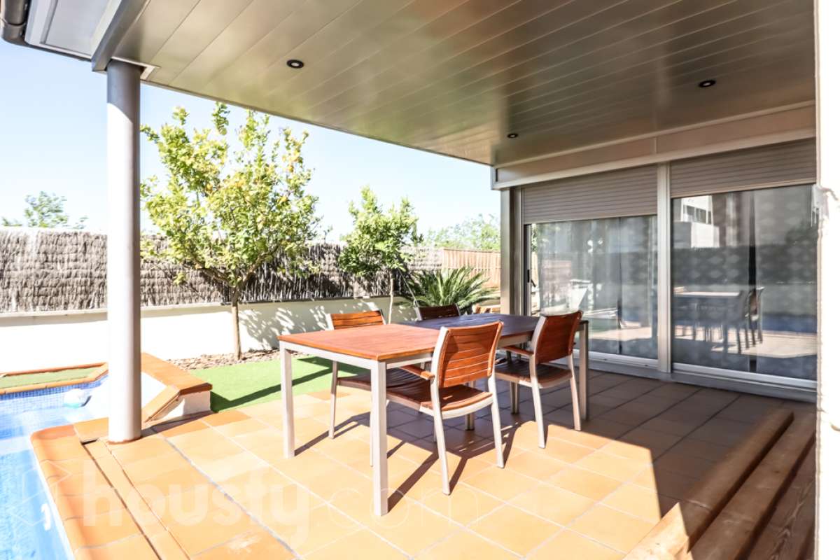 Housfy vende 🏡 magnífico chalet en Vilafranca del Penedès, con piscina situado en el barrio exclusivo residencial del Pla del Diable! Con un diseño exclusivo y moderno esta vivienda de 290m² cumple con todos los requisitos y comodidades para vivir en la casa de tus sueños. Dispone de 290 metros construidos . Construido en el año: 2007. Distribución de estancias -Salón-comedor -8 Dormitorios -3 Baños -Cocina equipada Características específicas -Armario -Trastero -Calefacción -Balcón -Terraza -Patio -Vistas a la ciudad -Piscina privada -Jardín privado -1 Plaza de garaje Zona y entorno Respecto a la ubicación, se sitúa en Vilafranca del Penedès, municipio de Barcelona. Esta propiedad se encuentra cerca de transporte público, colegios, supermercados y farmacias. Aviso legal El precio de venta no incluye gastos de la compraventa como notaría, registro, impuestos, ni tampoco honorarios agencia. Esta publicación no es vinculante. Consulta siempre la nota simple con Housfy antes de formalizar la compraventa. Sobre nosotros Housfy es la plataforma integral de servicios inmobiliarios. Nuestra combinación de expertos y tecnología pone al alcance de todo el mundo servicios cómodos, claros y seguros. AICAT número: 7922. Nos encargamos de la gestión y asesoramiento de la compra. ¡Olvídate de todo! Hacemos los trámites por ti. Y, si además necesitas financiación, ponemos a tu disposición un bróker hipotecario para ayudarte a conseguir las mejores condiciones para tu perfil económico. ¿Quieres visitarla? Contacta con Housfy y agenda tu visita sin compromiso. Más información en: housfy.com-10