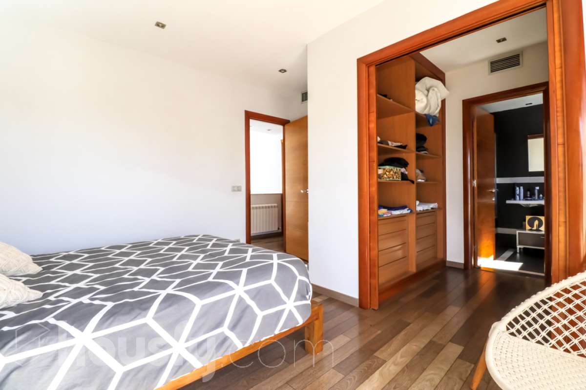 Housfy vende 🏡 magnífico chalet en Vilafranca del Penedès, con piscina situado en el barrio exclusivo residencial del Pla del Diable! Con un diseño exclusivo y moderno esta vivienda de 290m² cumple con todos los requisitos y comodidades para vivir en la casa de tus sueños. Dispone de 290 metros construidos . Construido en el año: 2007. Distribución de estancias -Salón-comedor -8 Dormitorios -3 Baños -Cocina equipada Características específicas -Armario -Trastero -Calefacción -Balcón -Terraza -Patio -Vistas a la ciudad -Piscina privada -Jardín privado -1 Plaza de garaje Zona y entorno Respecto a la ubicación, se sitúa en Vilafranca del Penedès, municipio de Barcelona. Esta propiedad se encuentra cerca de transporte público, colegios, supermercados y farmacias. Aviso legal El precio de venta no incluye gastos de la compraventa como notaría, registro, impuestos, ni tampoco honorarios agencia. Esta publicación no es vinculante. Consulta siempre la nota simple con Housfy antes de formalizar la compraventa. Sobre nosotros Housfy es la plataforma integral de servicios inmobiliarios. Nuestra combinación de expertos y tecnología pone al alcance de todo el mundo servicios cómodos, claros y seguros. AICAT número: 7922. Nos encargamos de la gestión y asesoramiento de la compra. ¡Olvídate de todo! Hacemos los trámites por ti. Y, si además necesitas financiación, ponemos a tu disposición un bróker hipotecario para ayudarte a conseguir las mejores condiciones para tu perfil económico. ¿Quieres visitarla? Contacta con Housfy y agenda tu visita sin compromiso. Más información en: housfy.com-33