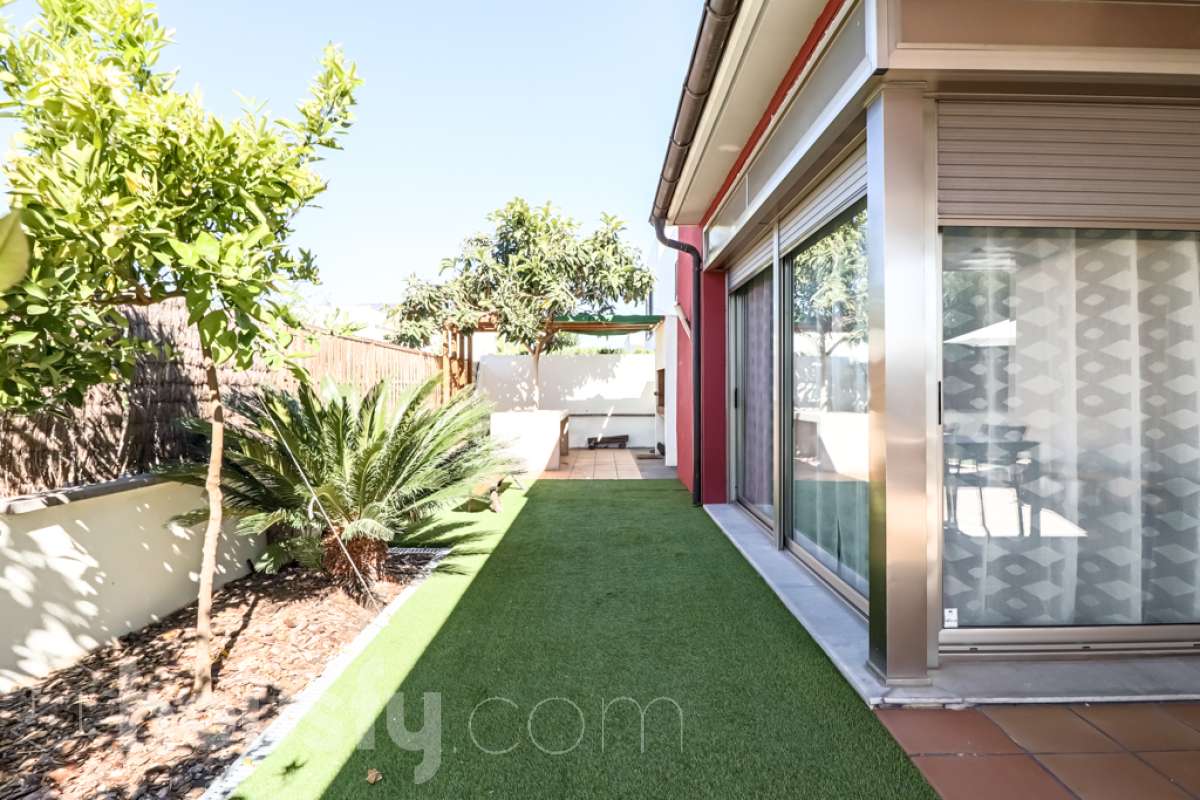 Housfy vende 🏡 magnífico chalet en Vilafranca del Penedès, con piscina situado en el barrio exclusivo residencial del Pla del Diable! Con un diseño exclusivo y moderno esta vivienda de 290m² cumple con todos los requisitos y comodidades para vivir en la casa de tus sueños. Dispone de 290 metros construidos . Construido en el año: 2007. Distribución de estancias -Salón-comedor -8 Dormitorios -3 Baños -Cocina equipada Características específicas -Armario -Trastero -Calefacción -Balcón -Terraza -Patio -Vistas a la ciudad -Piscina privada -Jardín privado -1 Plaza de garaje Zona y entorno Respecto a la ubicación, se sitúa en Vilafranca del Penedès, municipio de Barcelona. Esta propiedad se encuentra cerca de transporte público, colegios, supermercados y farmacias. Aviso legal El precio de venta no incluye gastos de la compraventa como notaría, registro, impuestos, ni tampoco honorarios agencia. Esta publicación no es vinculante. Consulta siempre la nota simple con Housfy antes de formalizar la compraventa. Sobre nosotros Housfy es la plataforma integral de servicios inmobiliarios. Nuestra combinación de expertos y tecnología pone al alcance de todo el mundo servicios cómodos, claros y seguros. AICAT número: 7922. Nos encargamos de la gestión y asesoramiento de la compra. ¡Olvídate de todo! Hacemos los trámites por ti. Y, si además necesitas financiación, ponemos a tu disposición un bróker hipotecario para ayudarte a conseguir las mejores condiciones para tu perfil económico. ¿Quieres visitarla? Contacta con Housfy y agenda tu visita sin compromiso. Más información en: housfy.com-20