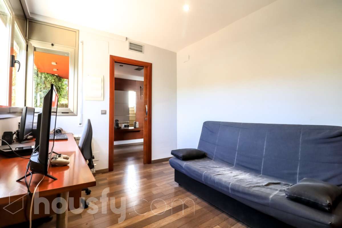 Housfy vende 🏡 magnífico chalet en Vilafranca del Penedès, con piscina situado en el barrio exclusivo residencial del Pla del Diable! Con un diseño exclusivo y moderno esta vivienda de 290m² cumple con todos los requisitos y comodidades para vivir en la casa de tus sueños. Dispone de 290 metros construidos . Construido en el año: 2007. Distribución de estancias -Salón-comedor -8 Dormitorios -3 Baños -Cocina equipada Características específicas -Armario -Trastero -Calefacción -Balcón -Terraza -Patio -Vistas a la ciudad -Piscina privada -Jardín privado -1 Plaza de garaje Zona y entorno Respecto a la ubicación, se sitúa en Vilafranca del Penedès, municipio de Barcelona. Esta propiedad se encuentra cerca de transporte público, colegios, supermercados y farmacias. Aviso legal El precio de venta no incluye gastos de la compraventa como notaría, registro, impuestos, ni tampoco honorarios agencia. Esta publicación no es vinculante. Consulta siempre la nota simple con Housfy antes de formalizar la compraventa. Sobre nosotros Housfy es la plataforma integral de servicios inmobiliarios. Nuestra combinación de expertos y tecnología pone al alcance de todo el mundo servicios cómodos, claros y seguros. AICAT número: 7922. Nos encargamos de la gestión y asesoramiento de la compra. ¡Olvídate de todo! Hacemos los trámites por ti. Y, si además necesitas financiación, ponemos a tu disposición un bróker hipotecario para ayudarte a conseguir las mejores condiciones para tu perfil económico. ¿Quieres visitarla? Contacta con Housfy y agenda tu visita sin compromiso. Más información en: housfy.com-30