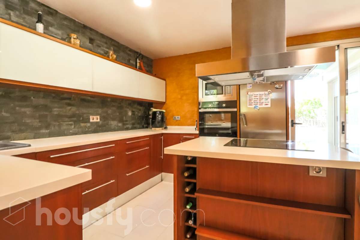 Housfy vende 🏡 magnífico chalet en Vilafranca del Penedès, con piscina situado en el barrio exclusivo residencial del Pla del Diable! Con un diseño exclusivo y moderno esta vivienda de 290m² cumple con todos los requisitos y comodidades para vivir en la casa de tus sueños. Dispone de 290 metros construidos . Construido en el año: 2007. Distribución de estancias -Salón-comedor -8 Dormitorios -3 Baños -Cocina equipada Características específicas -Armario -Trastero -Calefacción -Balcón -Terraza -Patio -Vistas a la ciudad -Piscina privada -Jardín privado -1 Plaza de garaje Zona y entorno Respecto a la ubicación, se sitúa en Vilafranca del Penedès, municipio de Barcelona. Esta propiedad se encuentra cerca de transporte público, colegios, supermercados y farmacias. Aviso legal El precio de venta no incluye gastos de la compraventa como notaría, registro, impuestos, ni tampoco honorarios agencia. Esta publicación no es vinculante. Consulta siempre la nota simple con Housfy antes de formalizar la compraventa. Sobre nosotros Housfy es la plataforma integral de servicios inmobiliarios. Nuestra combinación de expertos y tecnología pone al alcance de todo el mundo servicios cómodos, claros y seguros. AICAT número: 7922. Nos encargamos de la gestión y asesoramiento de la compra. ¡Olvídate de todo! Hacemos los trámites por ti. Y, si además necesitas financiación, ponemos a tu disposición un bróker hipotecario para ayudarte a conseguir las mejores condiciones para tu perfil económico. ¿Quieres visitarla? Contacta con Housfy y agenda tu visita sin compromiso. Más información en: housfy.com-27