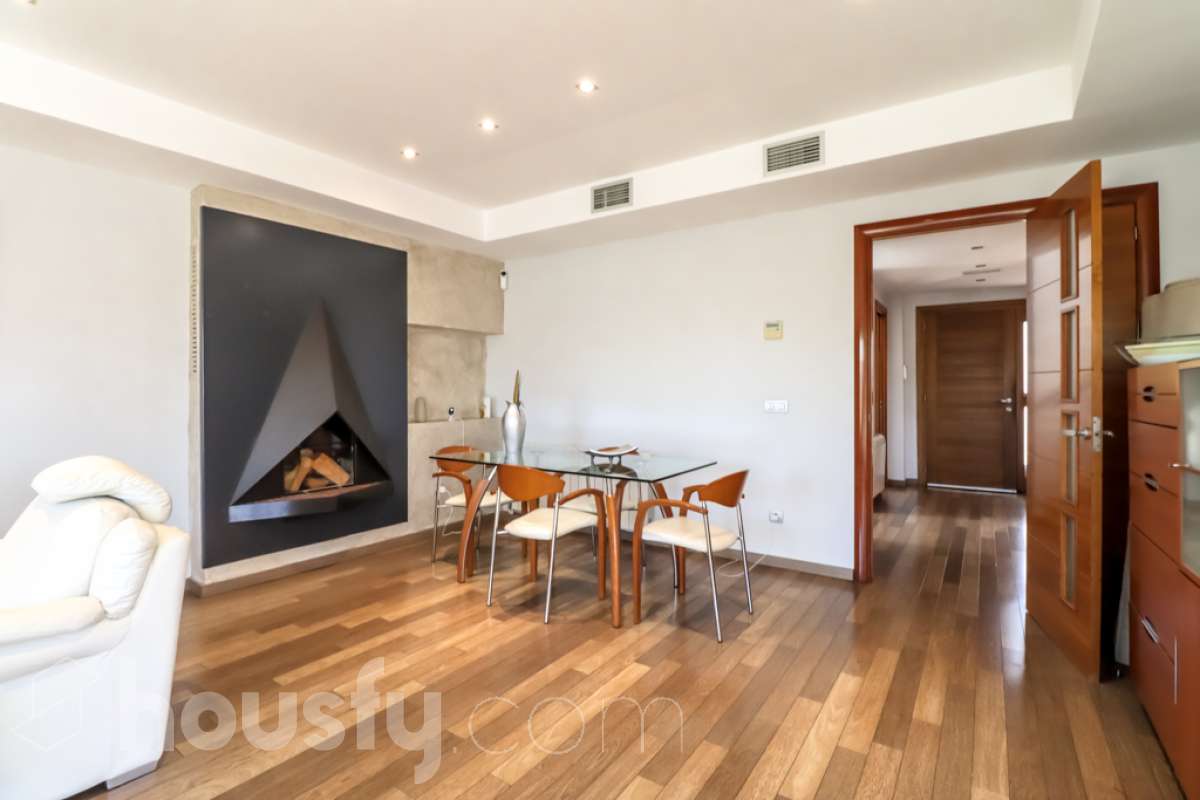 Housfy vende 🏡 magnífico chalet en Vilafranca del Penedès, con piscina situado en el barrio exclusivo residencial del Pla del Diable! Con un diseño exclusivo y moderno esta vivienda de 290m² cumple con todos los requisitos y comodidades para vivir en la casa de tus sueños. Dispone de 290 metros construidos . Construido en el año: 2007. Distribución de estancias -Salón-comedor -8 Dormitorios -3 Baños -Cocina equipada Características específicas -Armario -Trastero -Calefacción -Balcón -Terraza -Patio -Vistas a la ciudad -Piscina privada -Jardín privado -1 Plaza de garaje Zona y entorno Respecto a la ubicación, se sitúa en Vilafranca del Penedès, municipio de Barcelona. Esta propiedad se encuentra cerca de transporte público, colegios, supermercados y farmacias. Aviso legal El precio de venta no incluye gastos de la compraventa como notaría, registro, impuestos, ni tampoco honorarios agencia. Esta publicación no es vinculante. Consulta siempre la nota simple con Housfy antes de formalizar la compraventa. Sobre nosotros Housfy es la plataforma integral de servicios inmobiliarios. Nuestra combinación de expertos y tecnología pone al alcance de todo el mundo servicios cómodos, claros y seguros. AICAT número: 7922. Nos encargamos de la gestión y asesoramiento de la compra. ¡Olvídate de todo! Hacemos los trámites por ti. Y, si además necesitas financiación, ponemos a tu disposición un bróker hipotecario para ayudarte a conseguir las mejores condiciones para tu perfil económico. ¿Quieres visitarla? Contacta con Housfy y agenda tu visita sin compromiso. Más información en: housfy.com-22