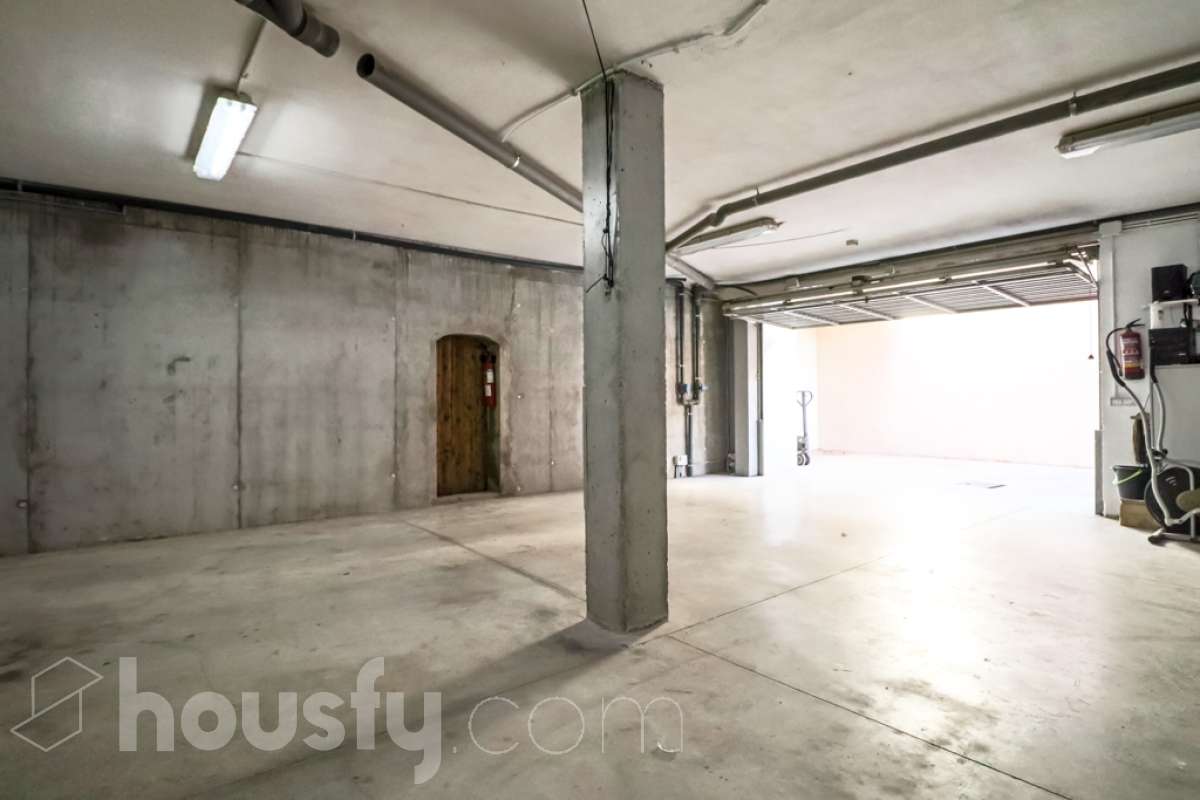 Housfy vende 🏡 magnífico chalet en Vilafranca del Penedès, con piscina situado en el barrio exclusivo residencial del Pla del Diable! Con un diseño exclusivo y moderno esta vivienda de 290m² cumple con todos los requisitos y comodidades para vivir en la casa de tus sueños. Dispone de 290 metros construidos . Construido en el año: 2007. Distribución de estancias -Salón-comedor -8 Dormitorios -3 Baños -Cocina equipada Características específicas -Armario -Trastero -Calefacción -Balcón -Terraza -Patio -Vistas a la ciudad -Piscina privada -Jardín privado -1 Plaza de garaje Zona y entorno Respecto a la ubicación, se sitúa en Vilafranca del Penedès, municipio de Barcelona. Esta propiedad se encuentra cerca de transporte público, colegios, supermercados y farmacias. Aviso legal El precio de venta no incluye gastos de la compraventa como notaría, registro, impuestos, ni tampoco honorarios agencia. Esta publicación no es vinculante. Consulta siempre la nota simple con Housfy antes de formalizar la compraventa. Sobre nosotros Housfy es la plataforma integral de servicios inmobiliarios. Nuestra combinación de expertos y tecnología pone al alcance de todo el mundo servicios cómodos, claros y seguros. AICAT número: 7922. Nos encargamos de la gestión y asesoramiento de la compra. ¡Olvídate de todo! Hacemos los trámites por ti. Y, si además necesitas financiación, ponemos a tu disposición un bróker hipotecario para ayudarte a conseguir las mejores condiciones para tu perfil económico. ¿Quieres visitarla? Contacta con Housfy y agenda tu visita sin compromiso. Más información en: housfy.com-38