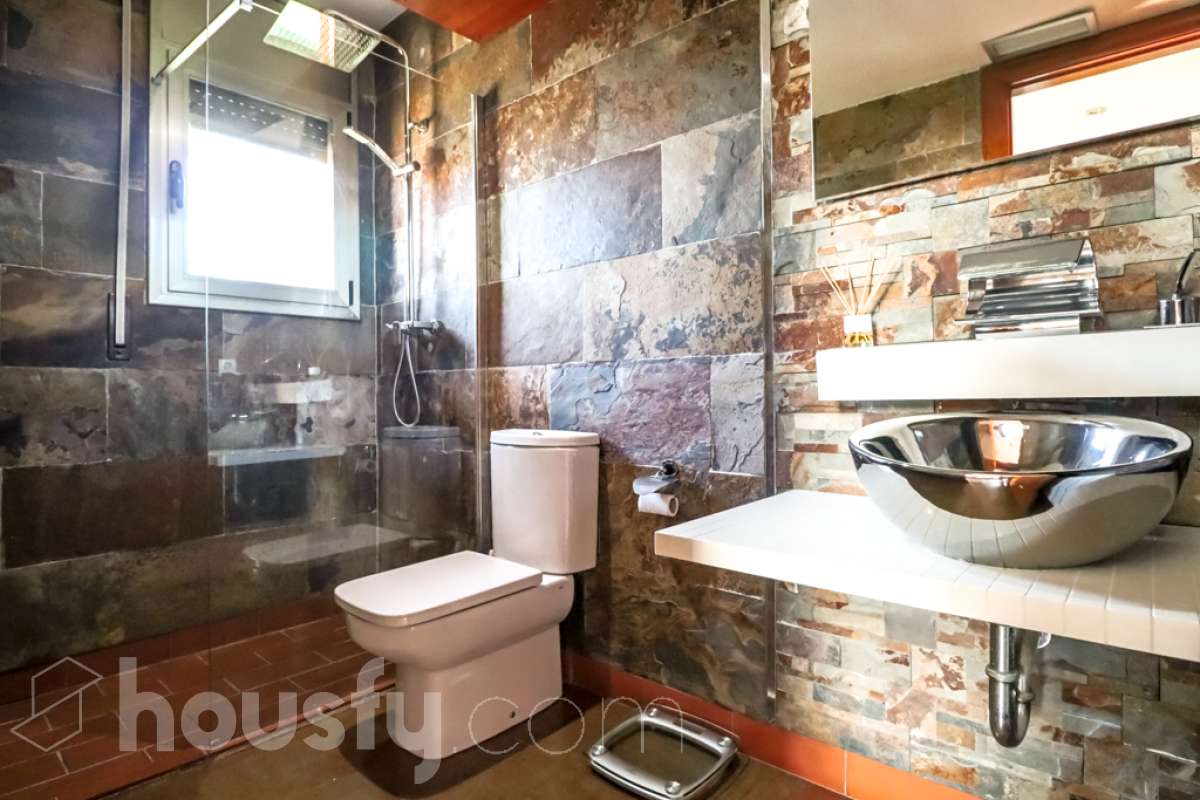 Housfy vende 🏡 magnífico chalet en Vilafranca del Penedès, con piscina situado en el barrio exclusivo residencial del Pla del Diable! Con un diseño exclusivo y moderno esta vivienda de 290m² cumple con todos los requisitos y comodidades para vivir en la casa de tus sueños. Dispone de 290 metros construidos . Construido en el año: 2007. Distribución de estancias -Salón-comedor -8 Dormitorios -3 Baños -Cocina equipada Características específicas -Armario -Trastero -Calefacción -Balcón -Terraza -Patio -Vistas a la ciudad -Piscina privada -Jardín privado -1 Plaza de garaje Zona y entorno Respecto a la ubicación, se sitúa en Vilafranca del Penedès, municipio de Barcelona. Esta propiedad se encuentra cerca de transporte público, colegios, supermercados y farmacias. Aviso legal El precio de venta no incluye gastos de la compraventa como notaría, registro, impuestos, ni tampoco honorarios agencia. Esta publicación no es vinculante. Consulta siempre la nota simple con Housfy antes de formalizar la compraventa. Sobre nosotros Housfy es la plataforma integral de servicios inmobiliarios. Nuestra combinación de expertos y tecnología pone al alcance de todo el mundo servicios cómodos, claros y seguros. AICAT número: 7922. Nos encargamos de la gestión y asesoramiento de la compra. ¡Olvídate de todo! Hacemos los trámites por ti. Y, si además necesitas financiación, ponemos a tu disposición un bróker hipotecario para ayudarte a conseguir las mejores condiciones para tu perfil económico. ¿Quieres visitarla? Contacta con Housfy y agenda tu visita sin compromiso. Más información en: housfy.com-36