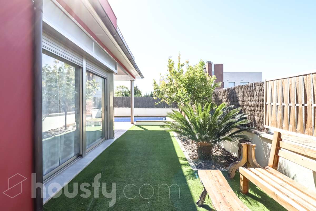 Housfy vende 🏡 magnífico chalet en Vilafranca del Penedès, con piscina situado en el barrio exclusivo residencial del Pla del Diable! Con un diseño exclusivo y moderno esta vivienda de 290m² cumple con todos los requisitos y comodidades para vivir en la casa de tus sueños. Dispone de 290 metros construidos . Construido en el año: 2007. Distribución de estancias -Salón-comedor -8 Dormitorios -3 Baños -Cocina equipada Características específicas -Armario -Trastero -Calefacción -Balcón -Terraza -Patio -Vistas a la ciudad -Piscina privada -Jardín privado -1 Plaza de garaje Zona y entorno Respecto a la ubicación, se sitúa en Vilafranca del Penedès, municipio de Barcelona. Esta propiedad se encuentra cerca de transporte público, colegios, supermercados y farmacias. Aviso legal El precio de venta no incluye gastos de la compraventa como notaría, registro, impuestos, ni tampoco honorarios agencia. Esta publicación no es vinculante. Consulta siempre la nota simple con Housfy antes de formalizar la compraventa. Sobre nosotros Housfy es la plataforma integral de servicios inmobiliarios. Nuestra combinación de expertos y tecnología pone al alcance de todo el mundo servicios cómodos, claros y seguros. AICAT número: 7922. Nos encargamos de la gestión y asesoramiento de la compra. ¡Olvídate de todo! Hacemos los trámites por ti. Y, si además necesitas financiación, ponemos a tu disposición un bróker hipotecario para ayudarte a conseguir las mejores condiciones para tu perfil económico. ¿Quieres visitarla? Contacta con Housfy y agenda tu visita sin compromiso. Más información en: housfy.com-8
