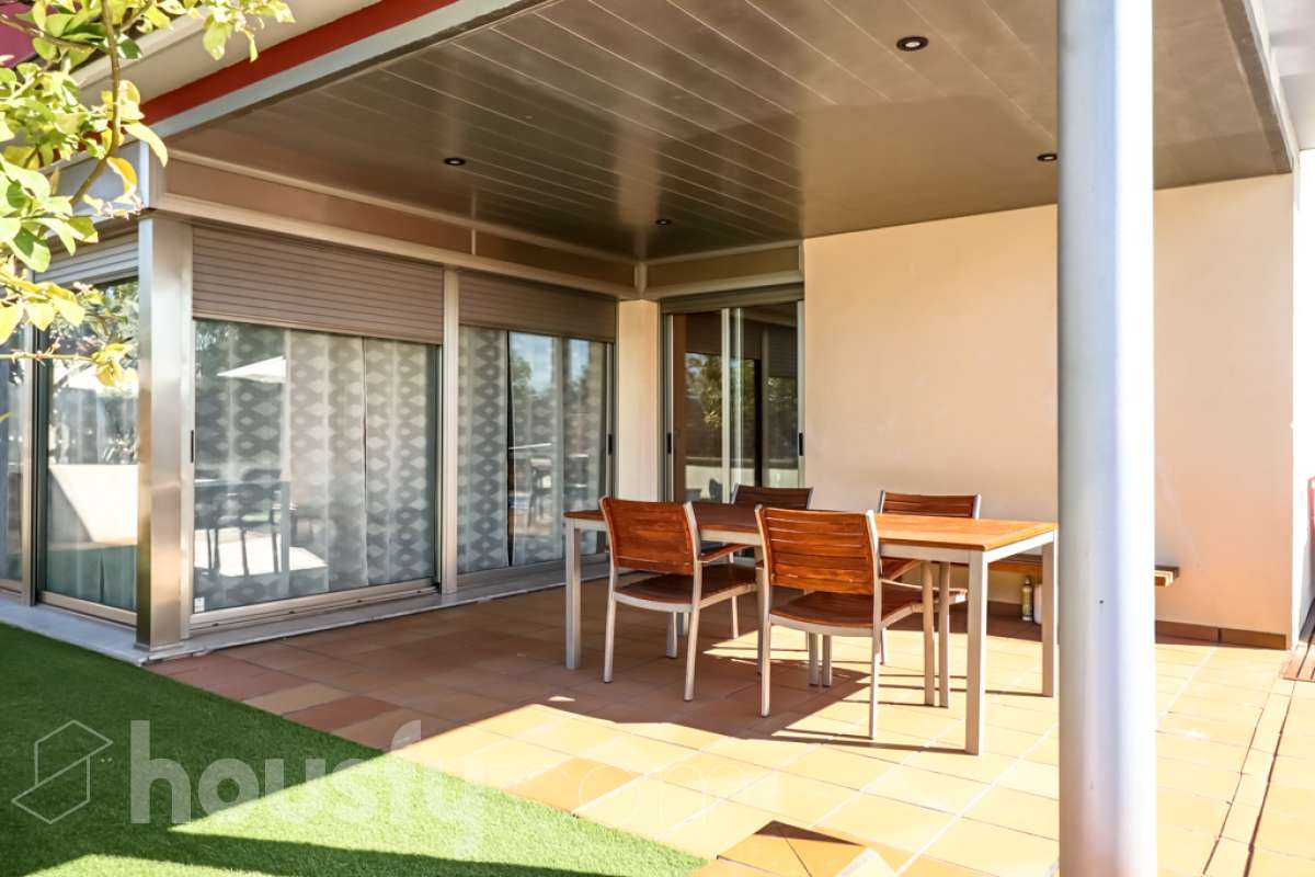 Housfy vende 🏡 magnífico chalet en Vilafranca del Penedès, con piscina situado en el barrio exclusivo residencial del Pla del Diable! Con un diseño exclusivo y moderno esta vivienda de 290m² cumple con todos los requisitos y comodidades para vivir en la casa de tus sueños. Dispone de 290 metros construidos . Construido en el año: 2007. Distribución de estancias -Salón-comedor -8 Dormitorios -3 Baños -Cocina equipada Características específicas -Armario -Trastero -Calefacción -Balcón -Terraza -Patio -Vistas a la ciudad -Piscina privada -Jardín privado -1 Plaza de garaje Zona y entorno Respecto a la ubicación, se sitúa en Vilafranca del Penedès, municipio de Barcelona. Esta propiedad se encuentra cerca de transporte público, colegios, supermercados y farmacias. Aviso legal El precio de venta no incluye gastos de la compraventa como notaría, registro, impuestos, ni tampoco honorarios agencia. Esta publicación no es vinculante. Consulta siempre la nota simple con Housfy antes de formalizar la compraventa. Sobre nosotros Housfy es la plataforma integral de servicios inmobiliarios. Nuestra combinación de expertos y tecnología pone al alcance de todo el mundo servicios cómodos, claros y seguros. AICAT número: 7922. Nos encargamos de la gestión y asesoramiento de la compra. ¡Olvídate de todo! Hacemos los trámites por ti. Y, si además necesitas financiación, ponemos a tu disposición un bróker hipotecario para ayudarte a conseguir las mejores condiciones para tu perfil económico. ¿Quieres visitarla? Contacta con Housfy y agenda tu visita sin compromiso. Más información en: housfy.com-9