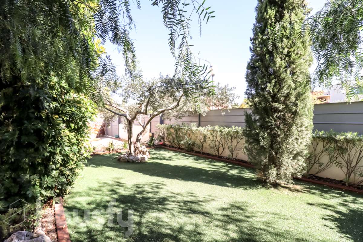 Housfy vende 🏡 magnífico chalet en Vilafranca del Penedès, con piscina situado en el barrio exclusivo residencial del Pla del Diable! Con un diseño exclusivo y moderno esta vivienda de 290m² cumple con todos los requisitos y comodidades para vivir en la casa de tus sueños. Dispone de 290 metros construidos . Construido en el año: 2007. Distribución de estancias -Salón-comedor -8 Dormitorios -3 Baños -Cocina equipada Características específicas -Armario -Trastero -Calefacción -Balcón -Terraza -Patio -Vistas a la ciudad -Piscina privada -Jardín privado -1 Plaza de garaje Zona y entorno Respecto a la ubicación, se sitúa en Vilafranca del Penedès, municipio de Barcelona. Esta propiedad se encuentra cerca de transporte público, colegios, supermercados y farmacias. Aviso legal El precio de venta no incluye gastos de la compraventa como notaría, registro, impuestos, ni tampoco honorarios agencia. Esta publicación no es vinculante. Consulta siempre la nota simple con Housfy antes de formalizar la compraventa. Sobre nosotros Housfy es la plataforma integral de servicios inmobiliarios. Nuestra combinación de expertos y tecnología pone al alcance de todo el mundo servicios cómodos, claros y seguros. AICAT número: 7922. Nos encargamos de la gestión y asesoramiento de la compra. ¡Olvídate de todo! Hacemos los trámites por ti. Y, si además necesitas financiación, ponemos a tu disposición un bróker hipotecario para ayudarte a conseguir las mejores condiciones para tu perfil económico. ¿Quieres visitarla? Contacta con Housfy y agenda tu visita sin compromiso. Más información en: housfy.com-16