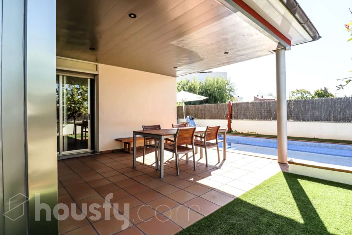 Housfy vende 🏡 magnífico chalet en Vilafranca del Penedès, con piscina situado en el barrio exclusivo residencial del Pla del Diable! Con un diseño exclusivo y moderno esta vivienda de 290m² cumple con todos los requisitos y comodidades para vivir en la casa de tus sueños. Dispone de 290 metros construidos . Construido en el año: 2007. Distribución de estancias -Salón-comedor -8 Dormitorios -3 Baños -Cocina equipada Características específicas -Armario -Trastero -Calefacción -Balcón -Terraza -Patio -Vistas a la ciudad -Piscina privada -Jardín privado -1 Plaza de garaje Zona y entorno Respecto a la ubicación, se sitúa en Vilafranca del Penedès, municipio de Barcelona. Esta propiedad se encuentra cerca de transporte público, colegios, supermercados y farmacias. Aviso legal El precio de venta no incluye gastos de la compraventa como notaría, registro, impuestos, ni tampoco honorarios agencia. Esta publicación no es vinculante. Consulta siempre la nota simple con Housfy antes de formalizar la compraventa. Sobre nosotros Housfy es la plataforma integral de servicios inmobiliarios. Nuestra combinación de expertos y tecnología pone al alcance de todo el mundo servicios cómodos, claros y seguros. AICAT número: 7922. Nos encargamos de la gestión y asesoramiento de la compra. ¡Olvídate de todo! Hacemos los trámites por ti. Y, si además necesitas financiación, ponemos a tu disposición un bróker hipotecario para ayudarte a conseguir las mejores condiciones para tu perfil económico. ¿Quieres visitarla? Contacta con Housfy y agenda tu visita sin compromiso. Más información en: housfy.com-11